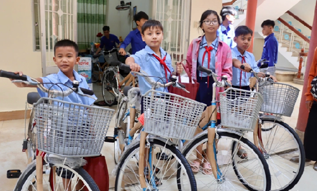 C&aacute;c em học sinh vui mừng v&igrave; được nhận những chiếc xe đạp mới.