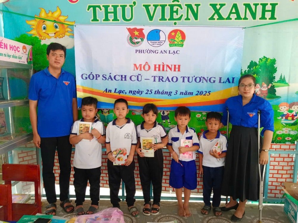 C&ocirc; Trần Thị Thắm với m&ocirc; h&igrave;nh 