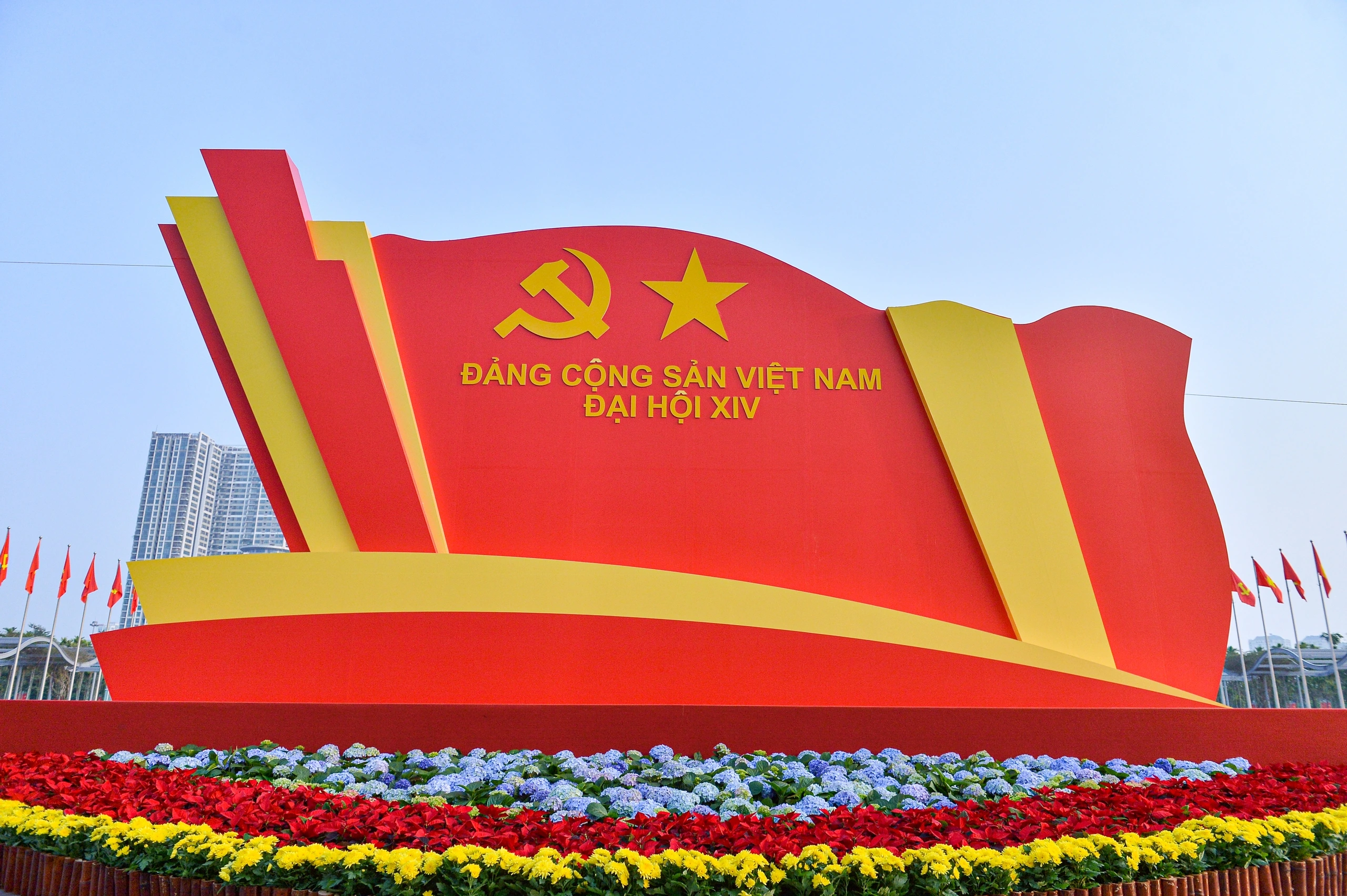 Phố phường H&agrave; Nội rực rỡ cờ hoa ch&agrave;o mừng Đại hội XIV của Đảng