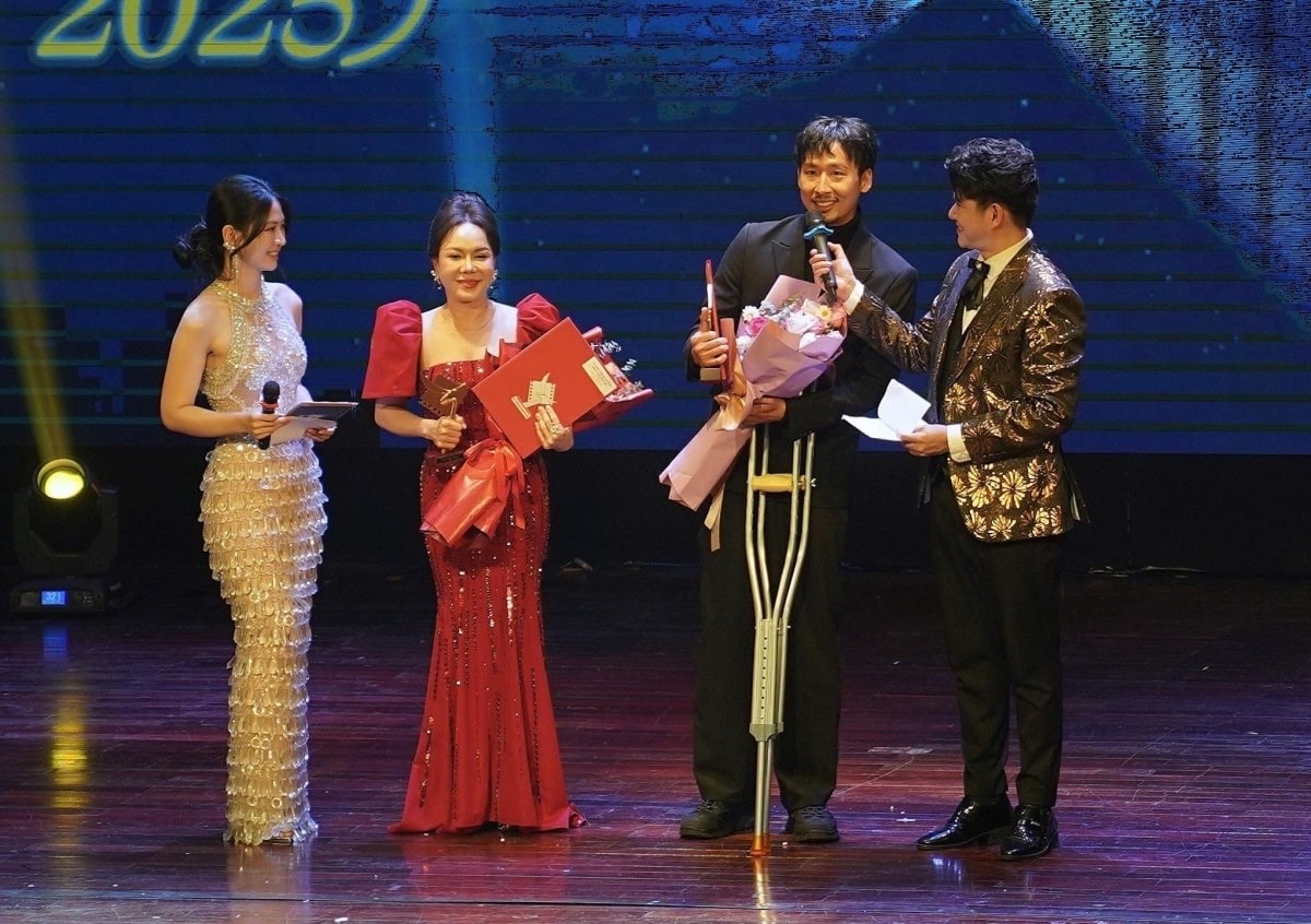 Diễn vi&ecirc;n Việt Hương v&agrave; Tuấn Trần nhận giải Nam, nữ diễn vi&ecirc;n phim truyện điện ảnh xuất sắc.