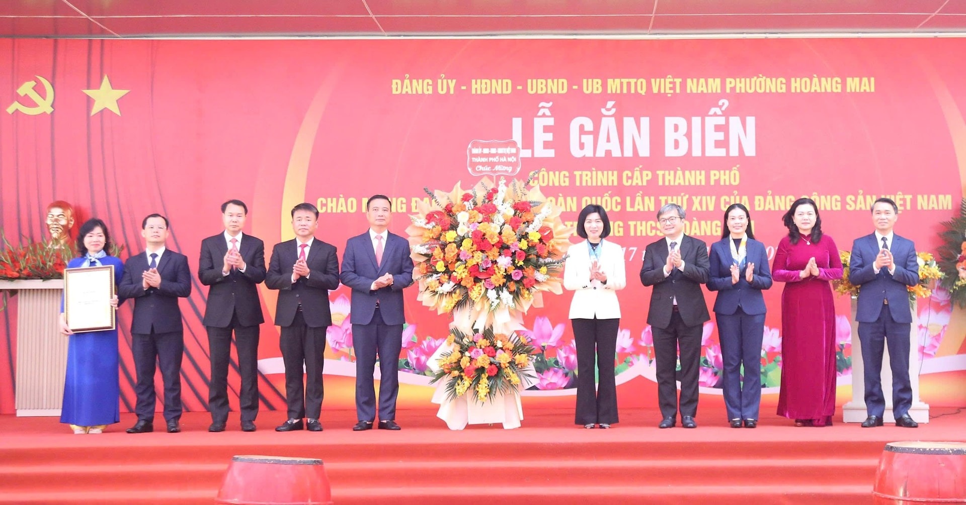 L&atilde;nh đạo TP. H&agrave; Nội trao Bằng c&ocirc;ng nhận c&ocirc;ng tr&igrave;nh x&acirc;y dựng Trường THCS Ho&agrave;ng Mai l&agrave; c&ocirc;ng tr&igrave;nh ch&agrave;o mừng Đại hội đại biểu to&agrave;n quốc lần thứ XIV của Đảng. 