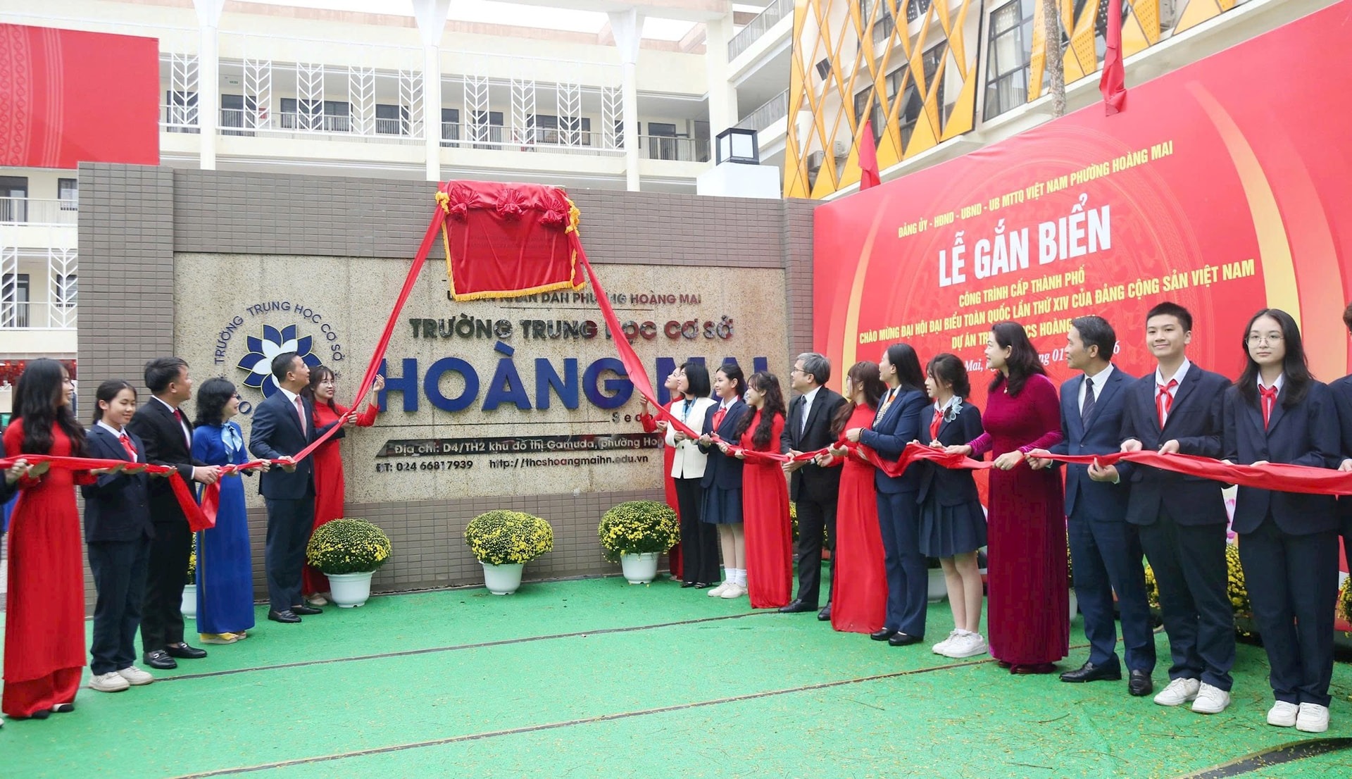 C&aacute;c đại biểu thực hiện nghi thức gắn biển c&ocirc;ng tr&igrave;nh.