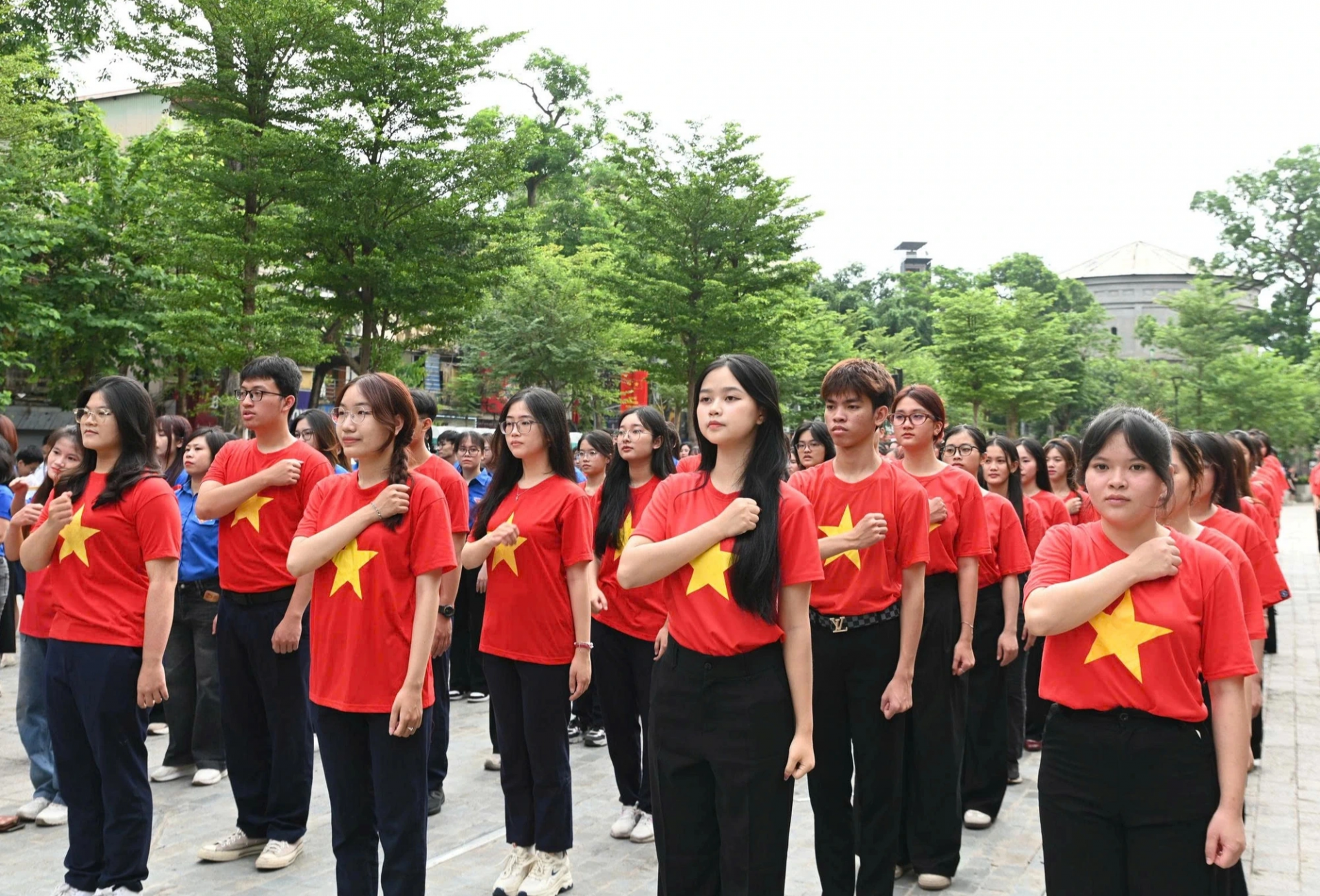 Tuổi trẻ cả nước đồng loạt chào cờ trước giờ khai mạc Đại hội XIV của Đảng