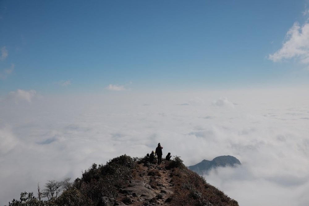 Biển m&acirc;y k&eacute;o d&agrave;i đến tận đường ch&acirc;n trời.