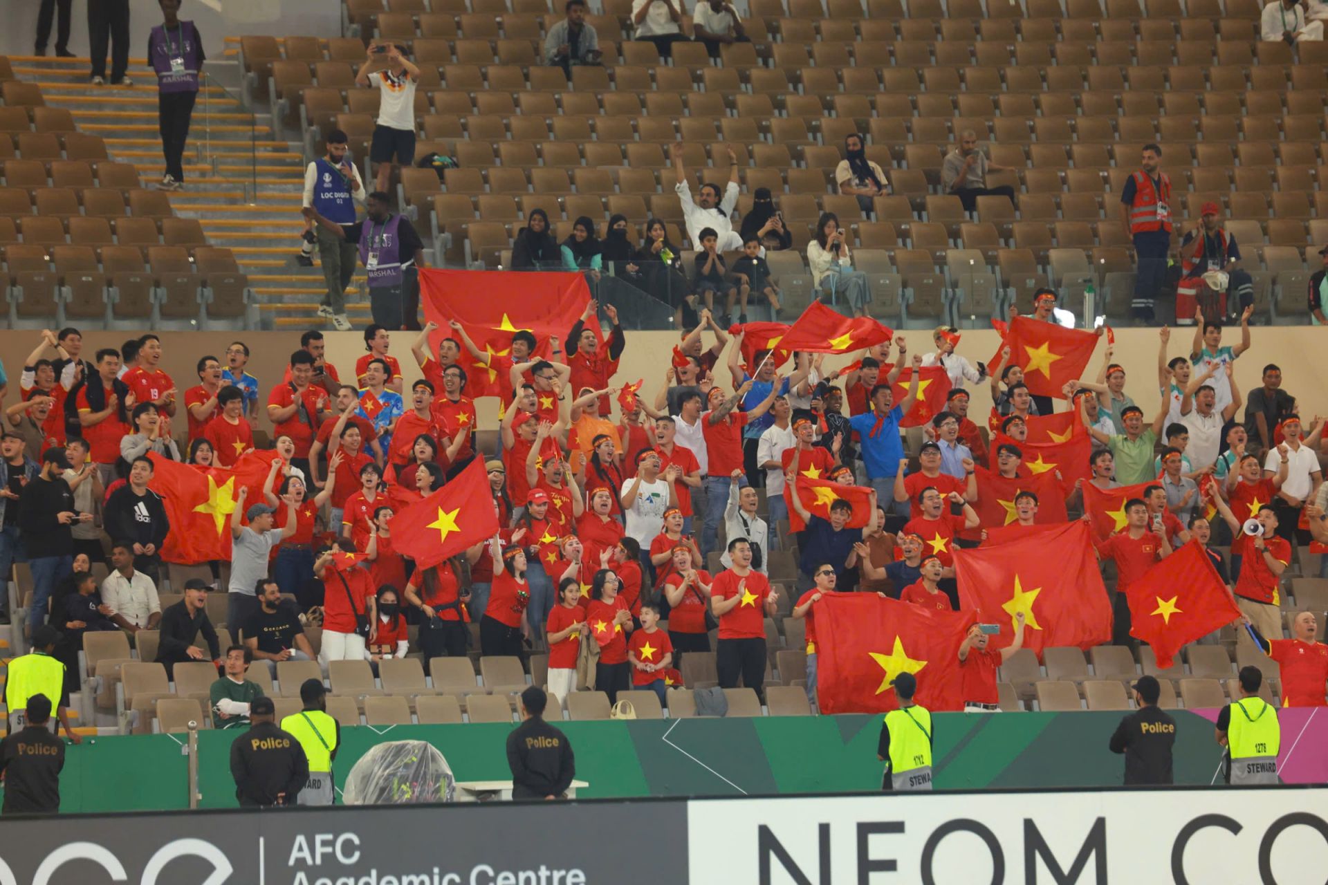 Cổ động vi&ecirc;n Việt Nam reo r&ograve; ăn mừng trước chiến thắng của đội tuyển.