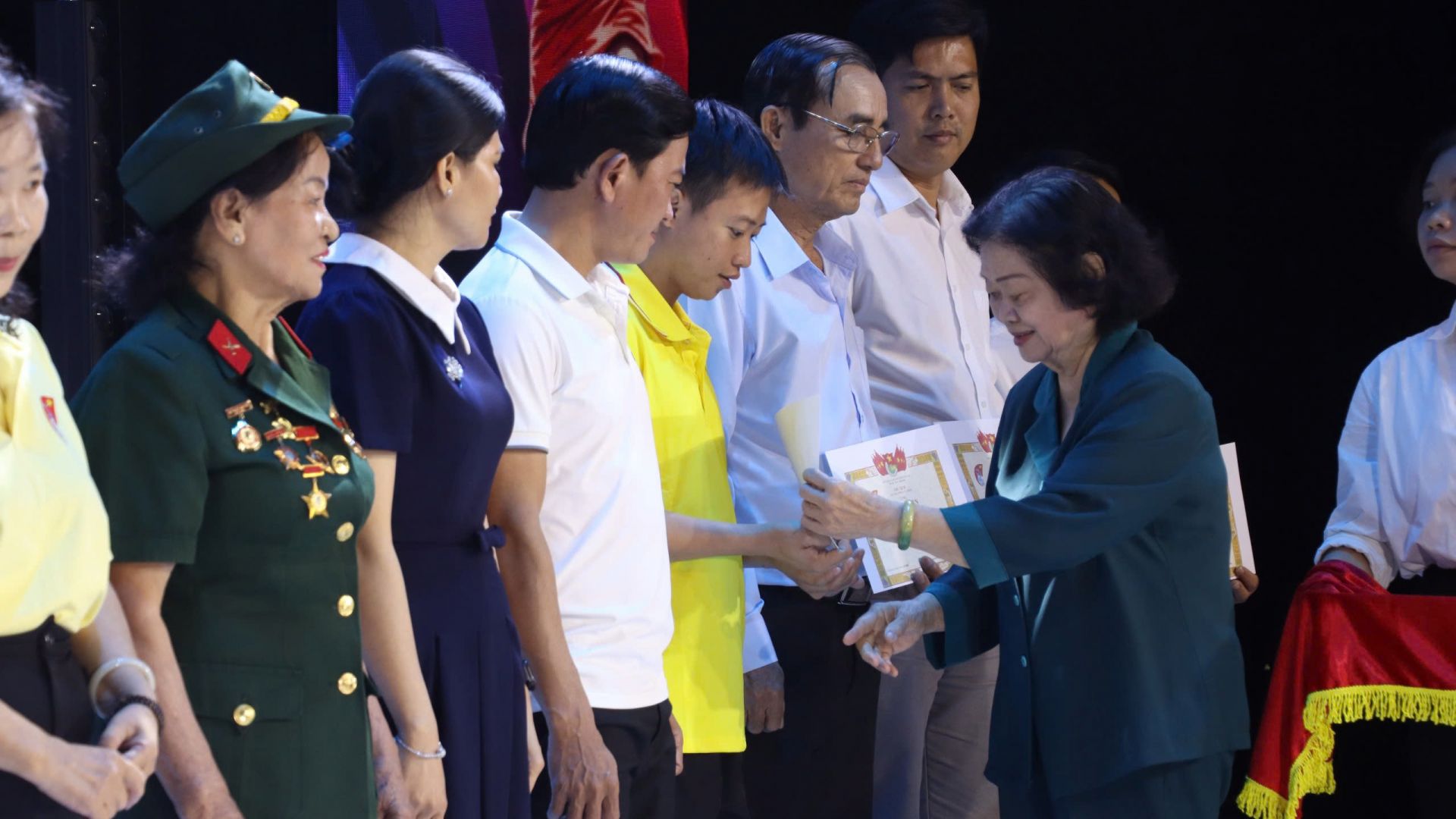 Góp hơn 2,2 tỷ đồng ủng hộ học sinh biên cương, hải đảo