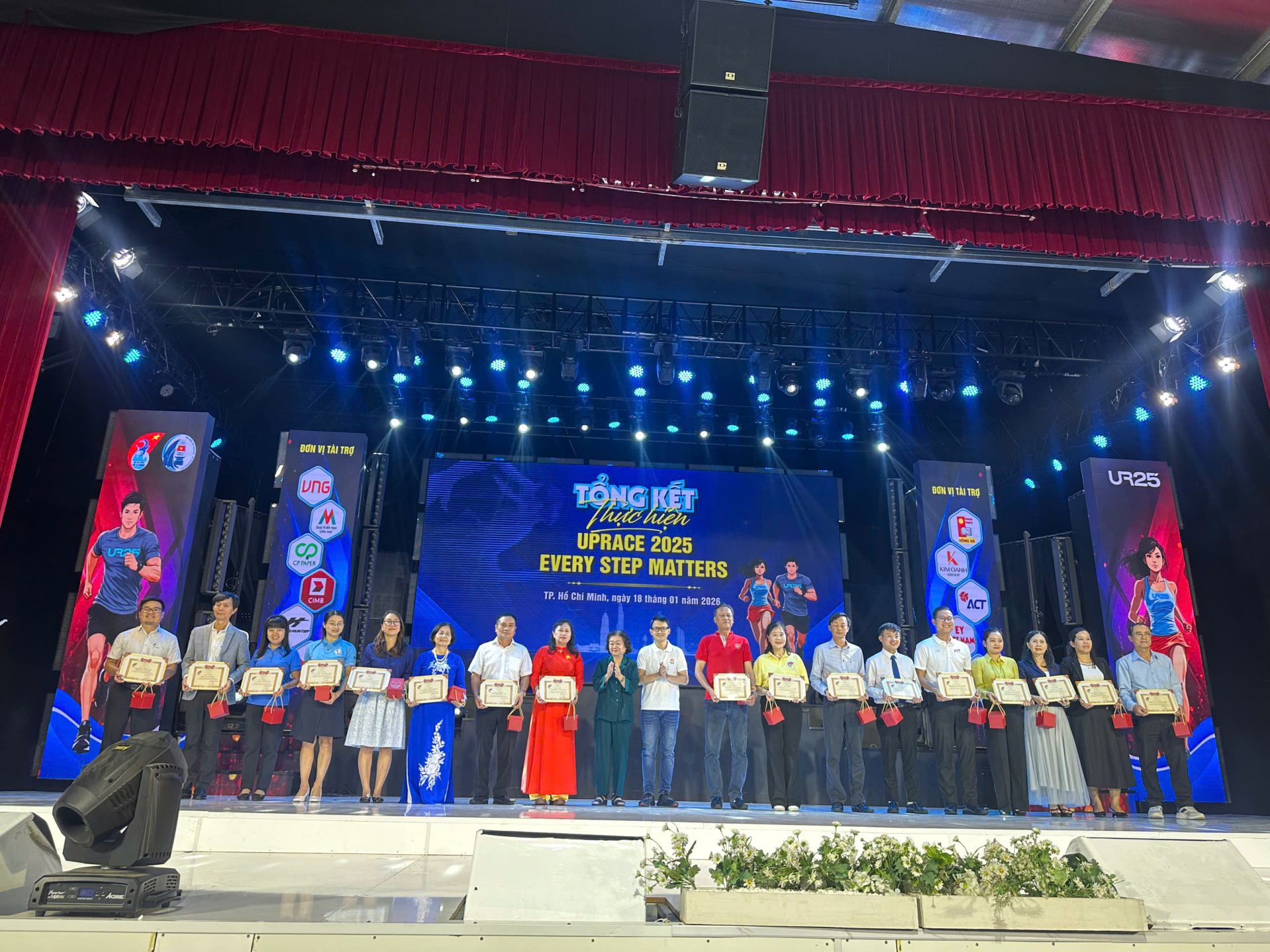 B&aacute;c Trương Mỹ Hoa trao Giấy khen của Quỹ Học bổng Vừ A D&iacute;nh đến c&aacute;c tập thể, c&aacute; nh&acirc;n xuất sắc trong giải UpRace 2025.