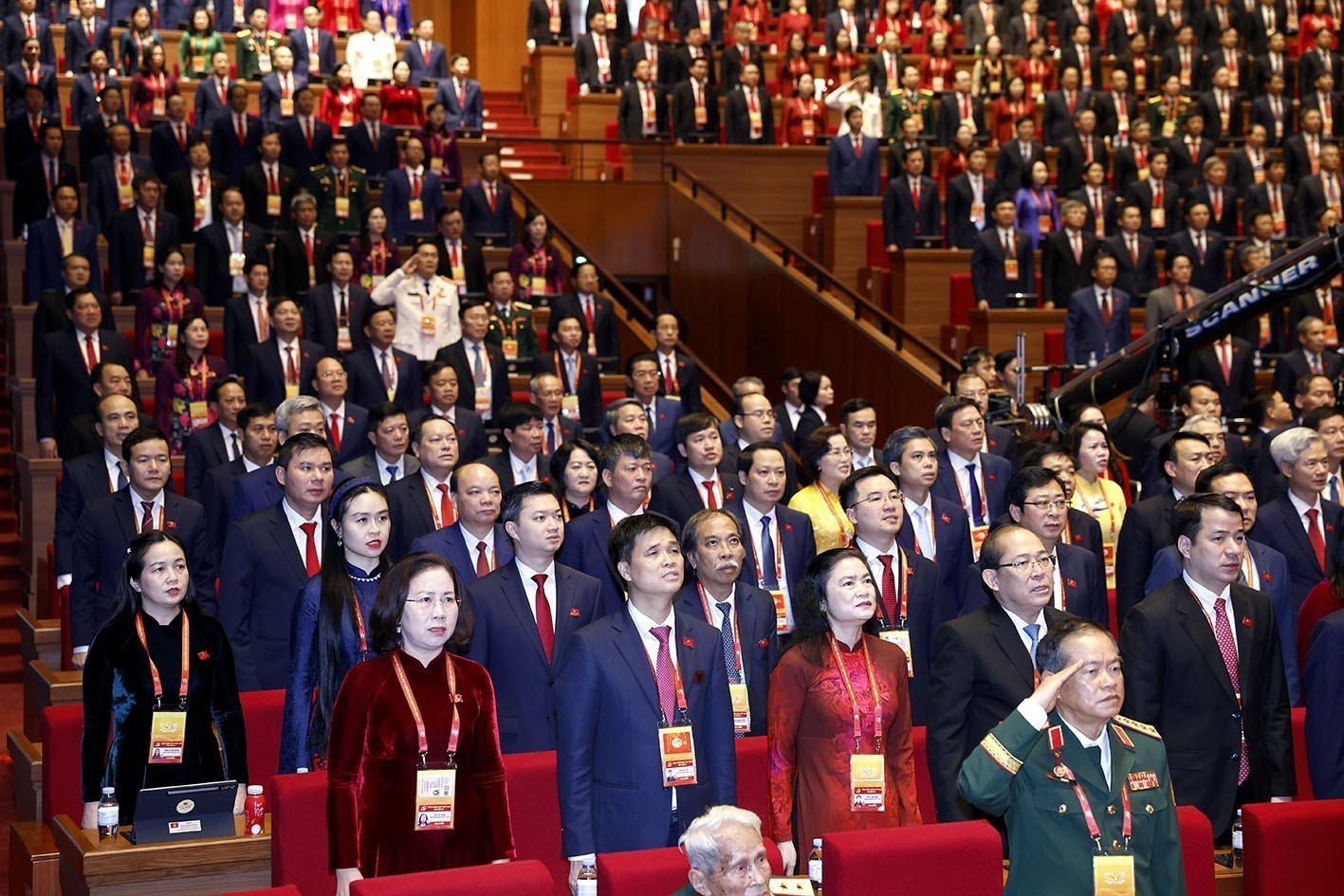 C&aacute;c đại biểu thực hiện nghi thức ch&agrave;o cờ tại phi&ecirc;n khai mạc Đại hội