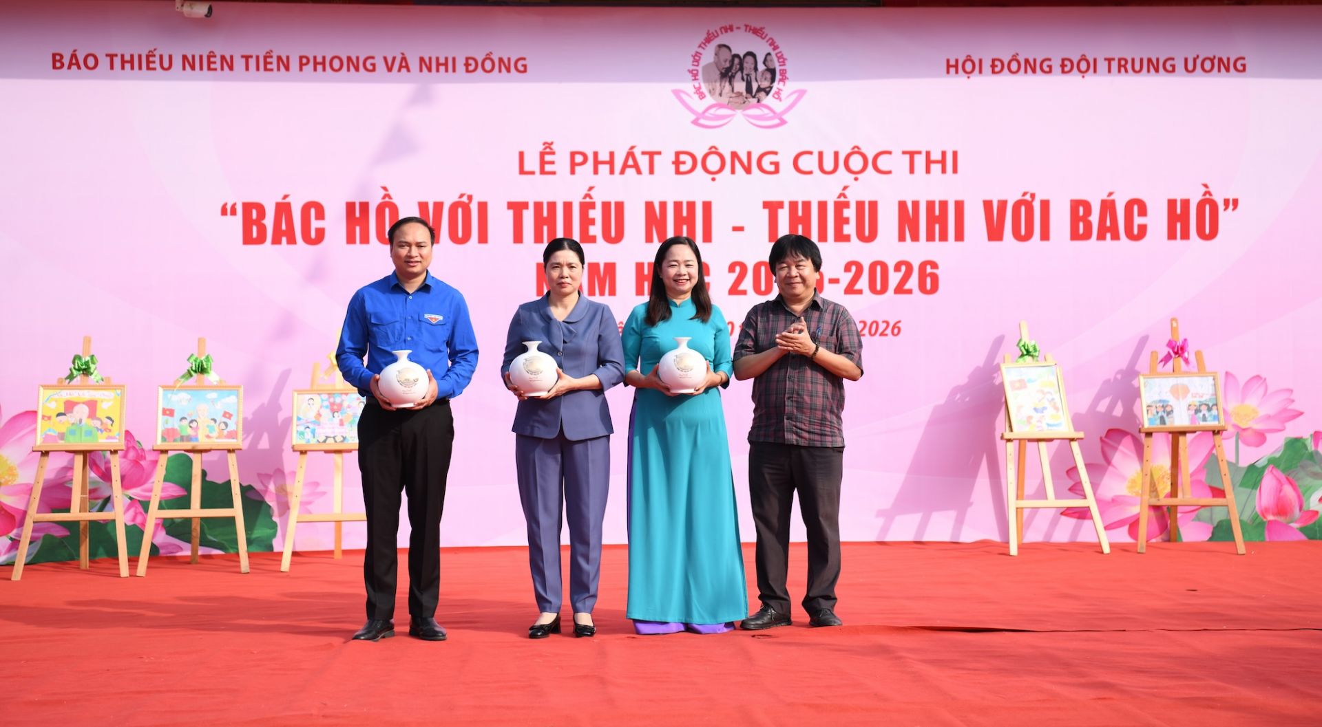 Ban Tổ chức tặng qu&agrave; lưu niệm cho c&aacute;c vị đại biểu tham dự Lễ ph&aacute;t động Cuộc thi.