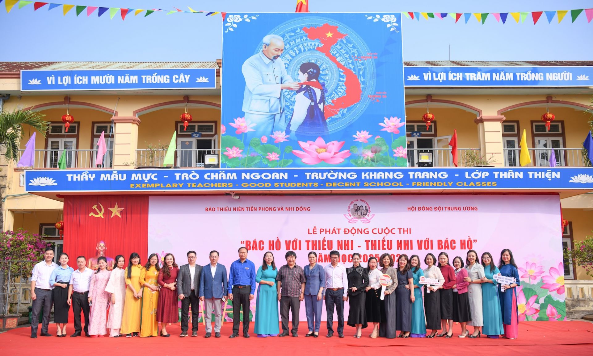 C&aacute;c đại biểu chụp ảnh lưu niệm tại chương tr&igrave;nh.