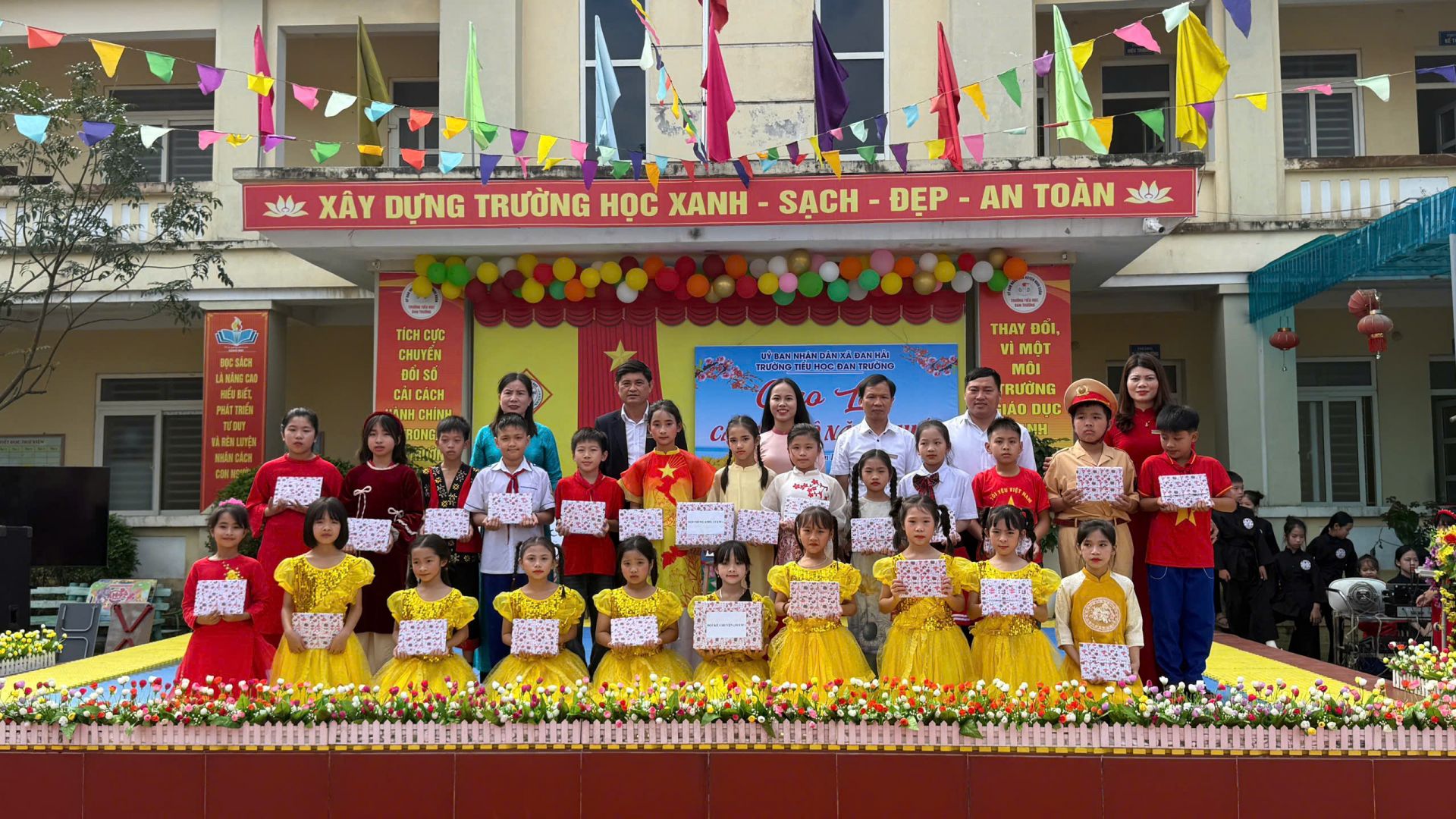 Rộn ràng giao lưu Câu lạc bộ Năng khiếu chào Xuân