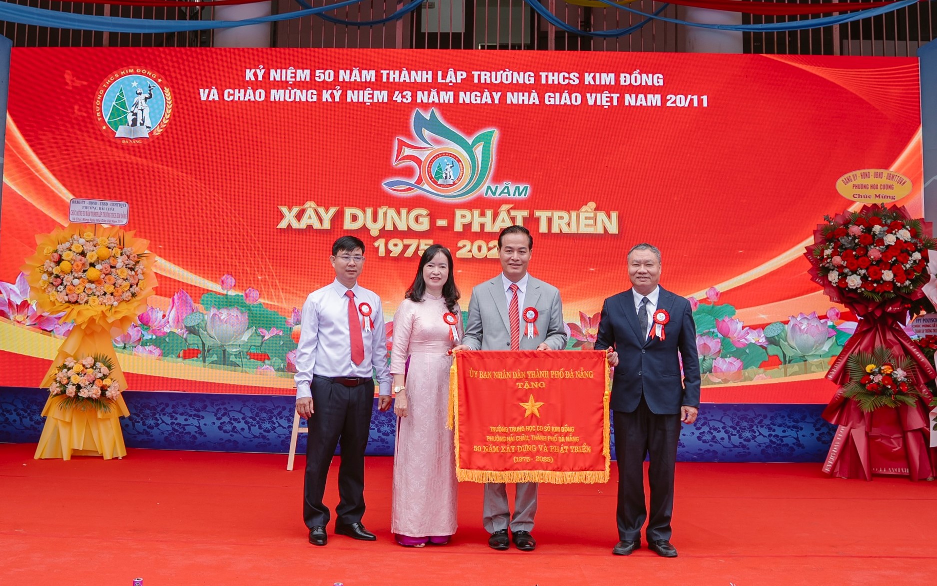 Trường THCS Kim Đồng đ&oacute;n nhận Cờ thi đua của UBND TP. Đ&agrave; Nẵng nh&acirc;n dịp kỷ niệm 50 năm th&agrave;nh lập.