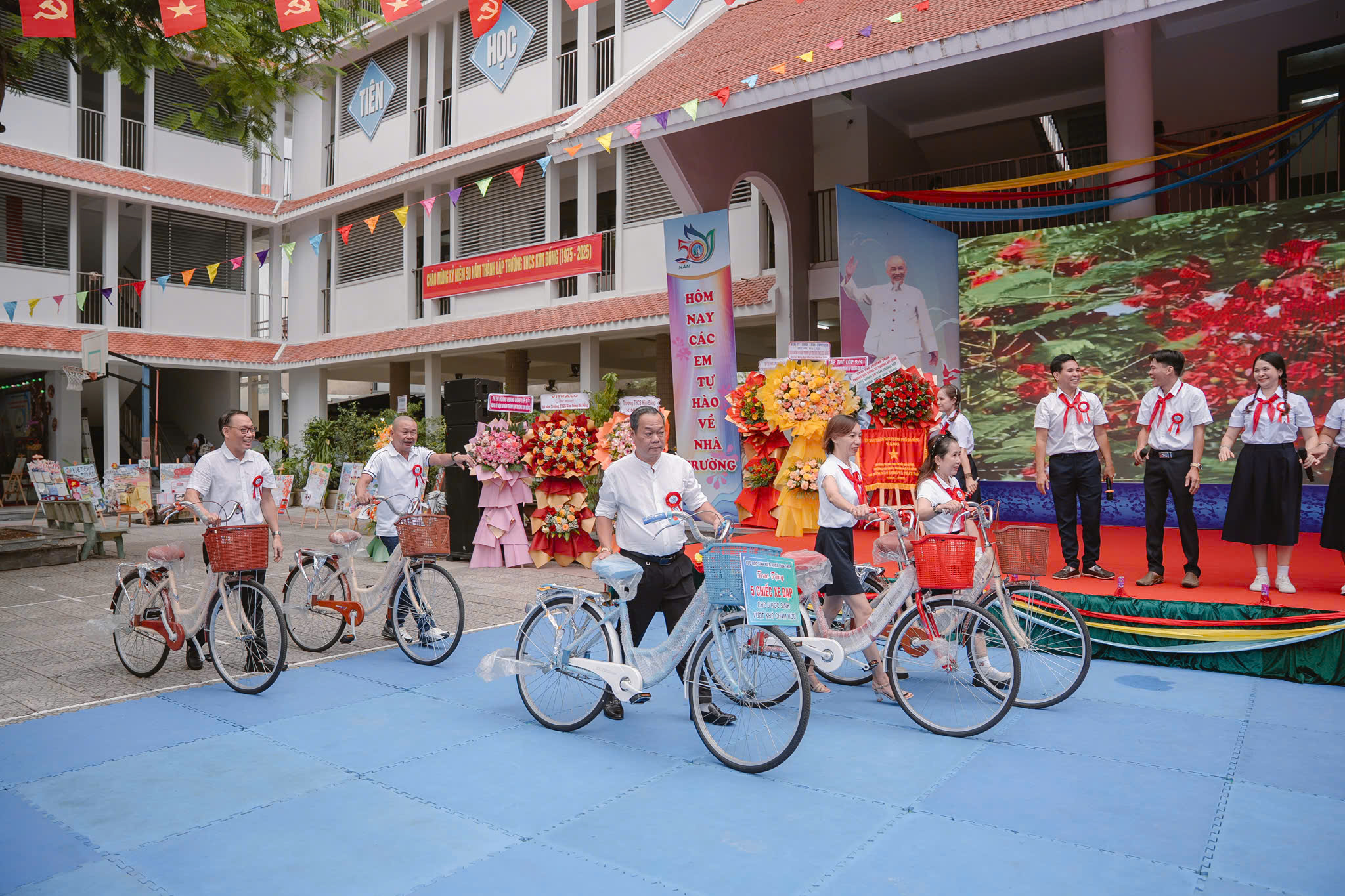 Nhiều cựu học sinh quay về đ&oacute;ng g&oacute;p cho m&aacute;i trường xưa th&ocirc;ng qua c&aacute;c suất học bổng.