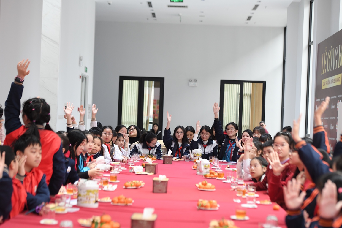 C&aacute;c bạn học sinh h&agrave;o hứng tham gia phần giao lưu thi t&agrave;i rinh qu&agrave;.