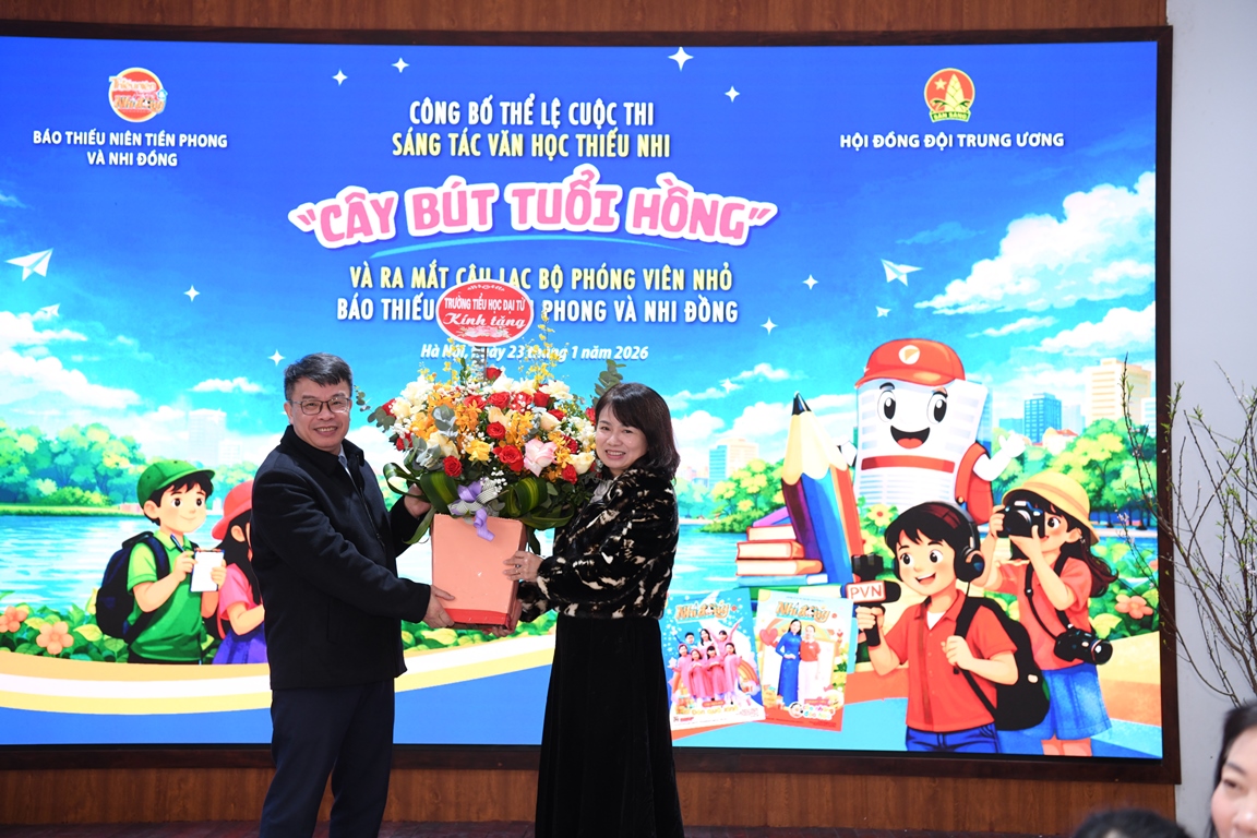 Nh&agrave; gi&aacute;o Nguyễn Th&uacute;y V&acirc;n &ndash; Hiệu trưởng trường Tiểu học Đại Từ, phường Định C&ocirc;ng, H&agrave; Nội gửi tặng Ban Tổ chức lẵng hoa tươi thắm.