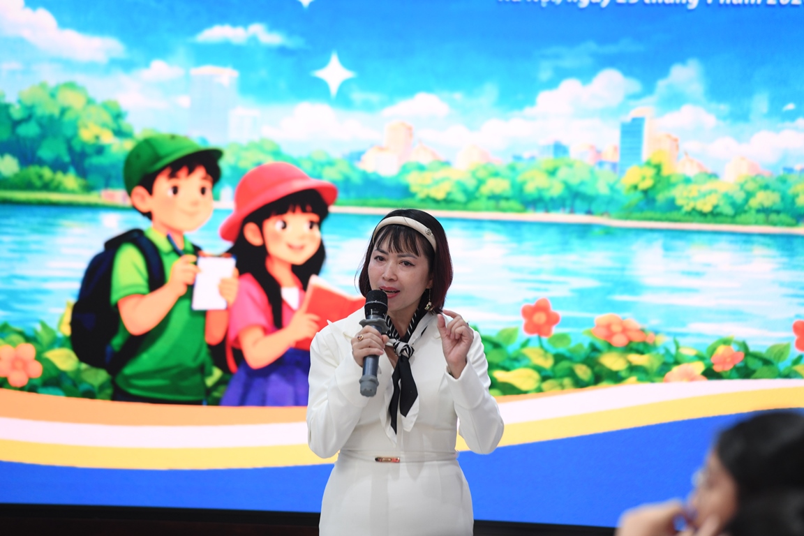 Nh&agrave; thơ Bảo Ngọc say sưa giao lưu c&ugrave;ng với c&aacute;c c&acirc;y b&uacute;t nhỏ.