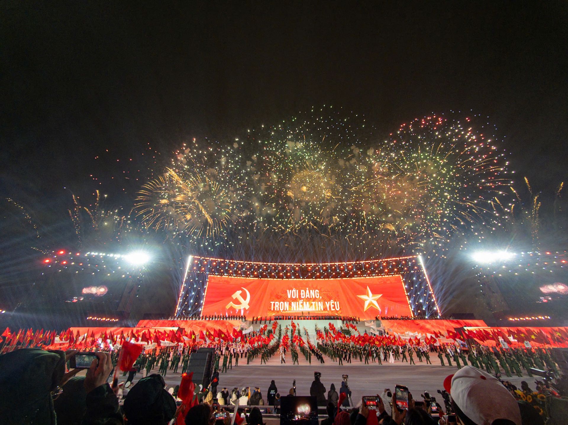 M&agrave;n tr&igrave;nh diễn ph&aacute;o hoa nghệ thuật quy m&ocirc; lớn.