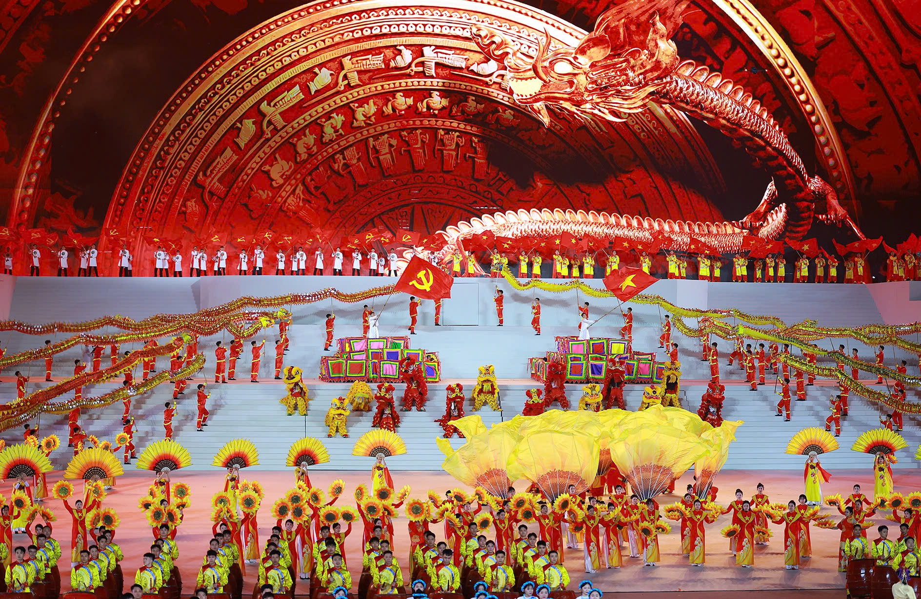 Chương tr&igrave;nh &lsquo;Dưới l&aacute; cờ vẻ vang của Đảng&rsquo; khơi dậy l&ograve;ng tự h&agrave;o d&acirc;n tộc, củng cố khối đại đo&agrave;n kết to&agrave;n d&acirc;n.