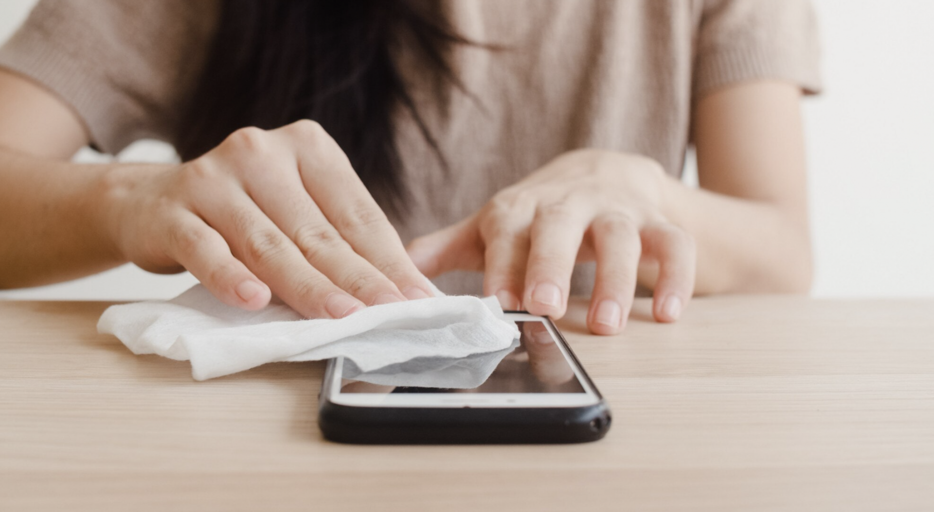 Bao lâu nên lau điện thoại một lần?