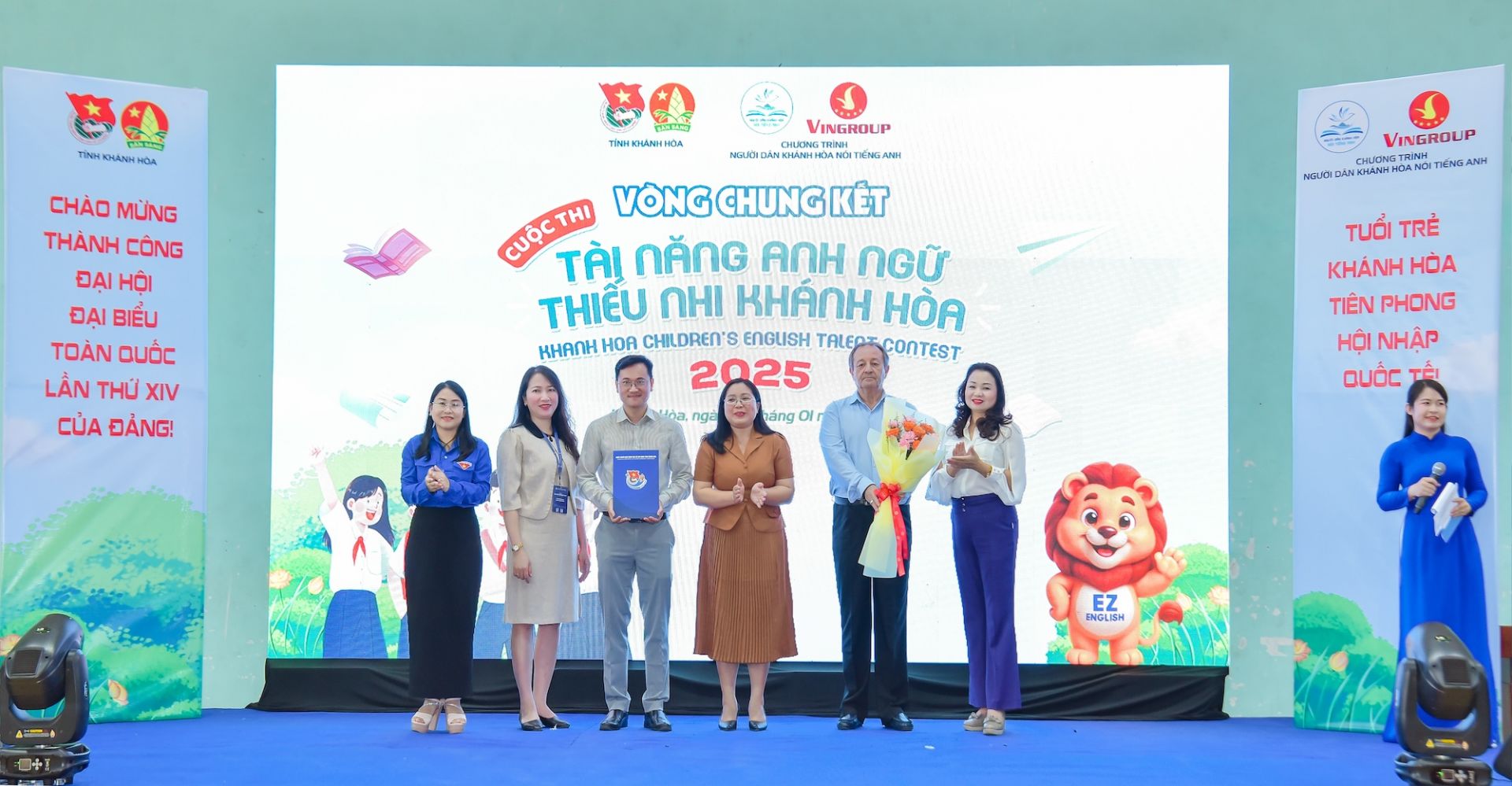 Ban tổ chức trao hoa ch&uacute;c mừng đội ngũ Ban gi&aacute;m khảo v&ograve;ng chung kết.