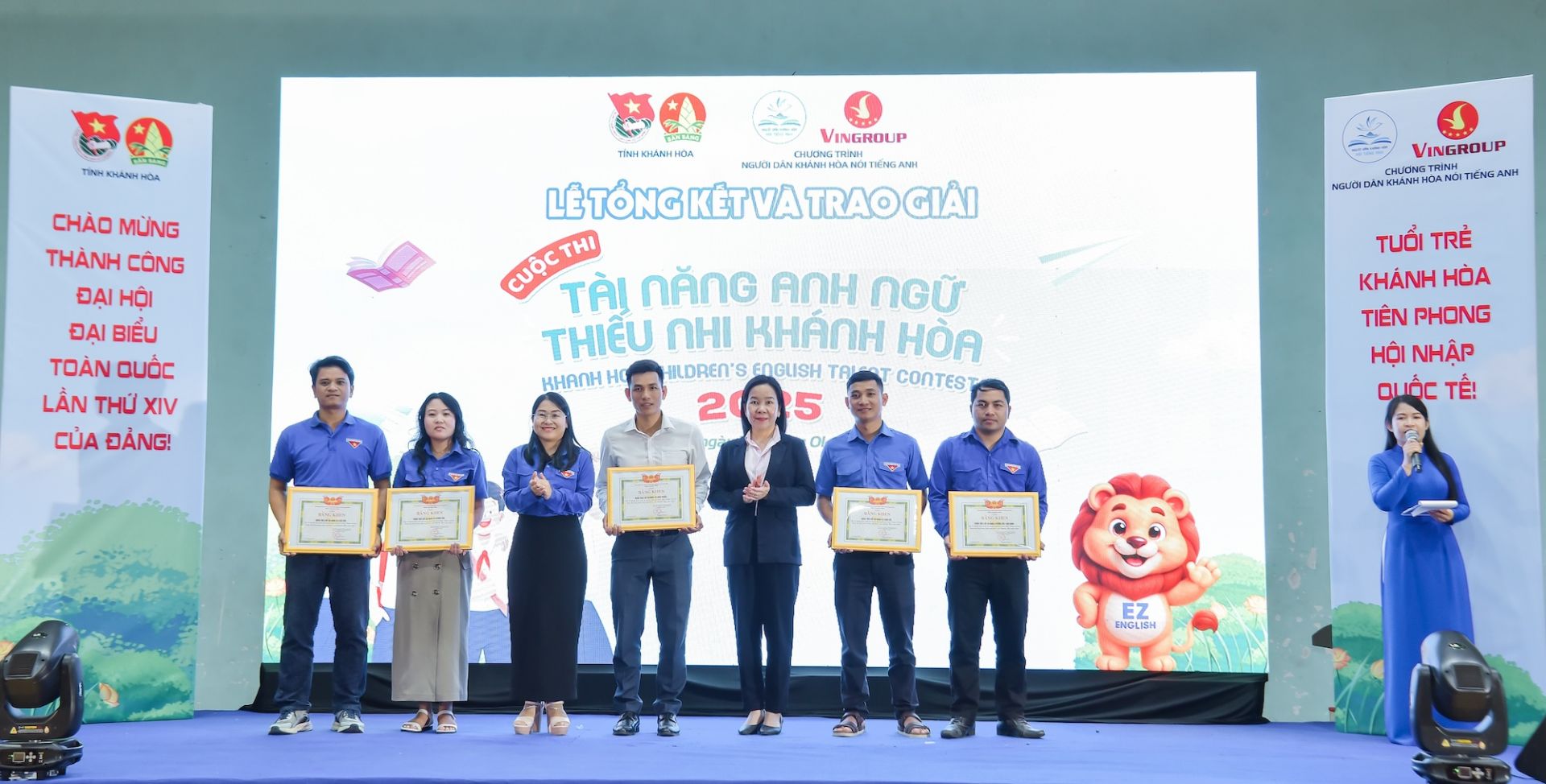 Khen thưởng cho c&aacute;c Đo&agrave;n Phường, x&atilde; tham gia tốt cuộc thi.