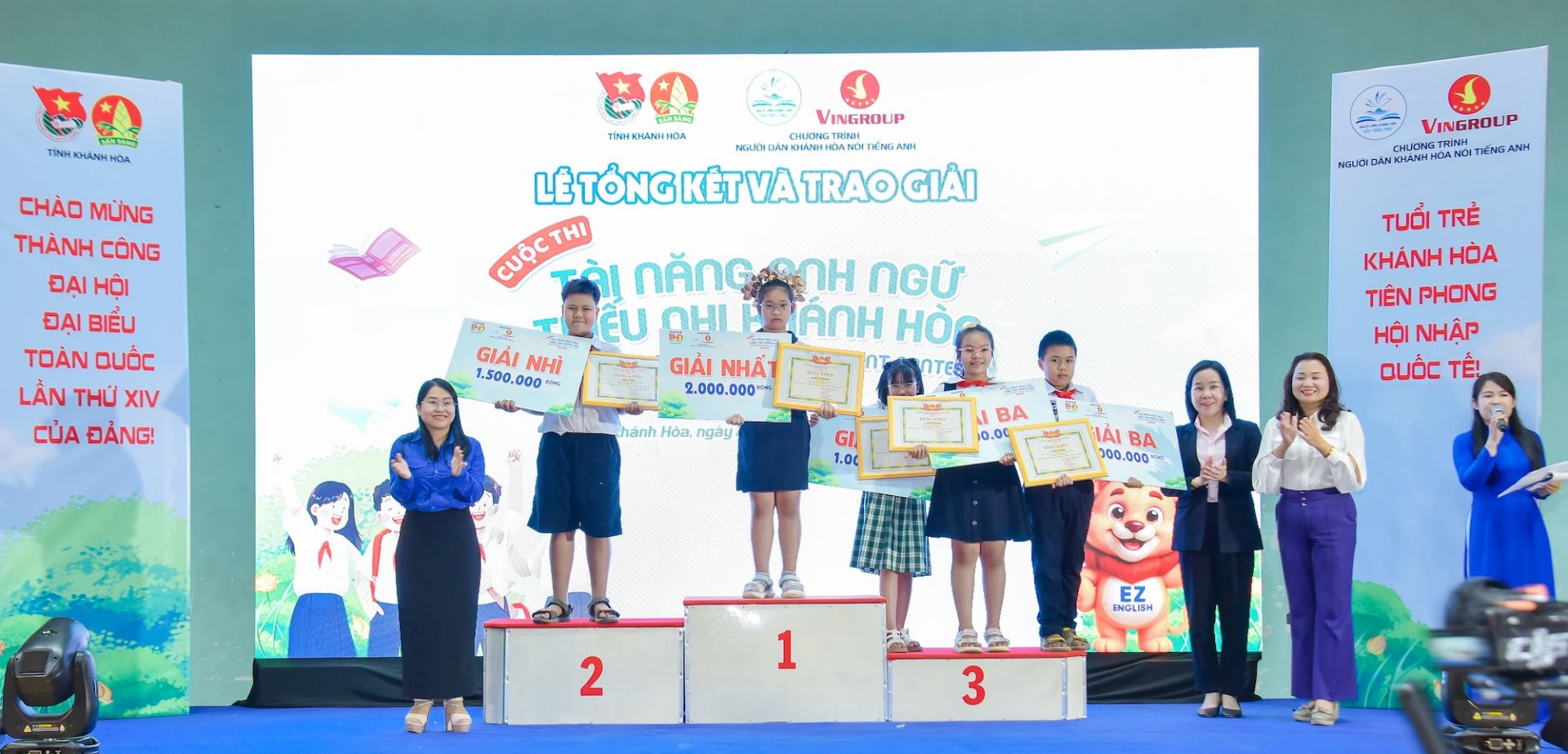 Ban Tổ chức trao giải cho c&aacute;c bạn th&iacute; sinh xuất sắc.