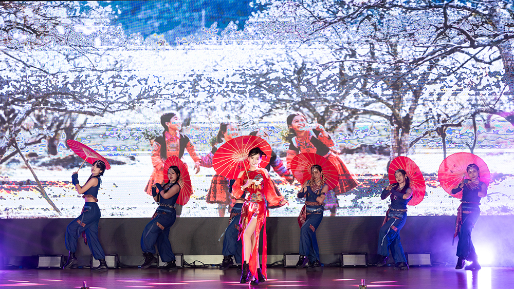 Kh&ocirc;ng kh&iacute; s&acirc;n khấu tiếp tục thăng hoa với phần tr&igrave;nh diễn nhảy m&uacute;a &ldquo;Đi giữa trời rực rỡ&rdquo; của model nh&iacute; Tạ Thảo Hiền.