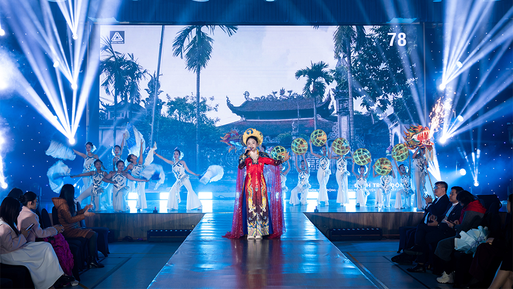 Ca sĩ nh&iacute; Nguyễn Bảo An với ca kh&uacute;c &ldquo;M&aacute;i đ&igrave;nh l&agrave;ng biển&rdquo;.