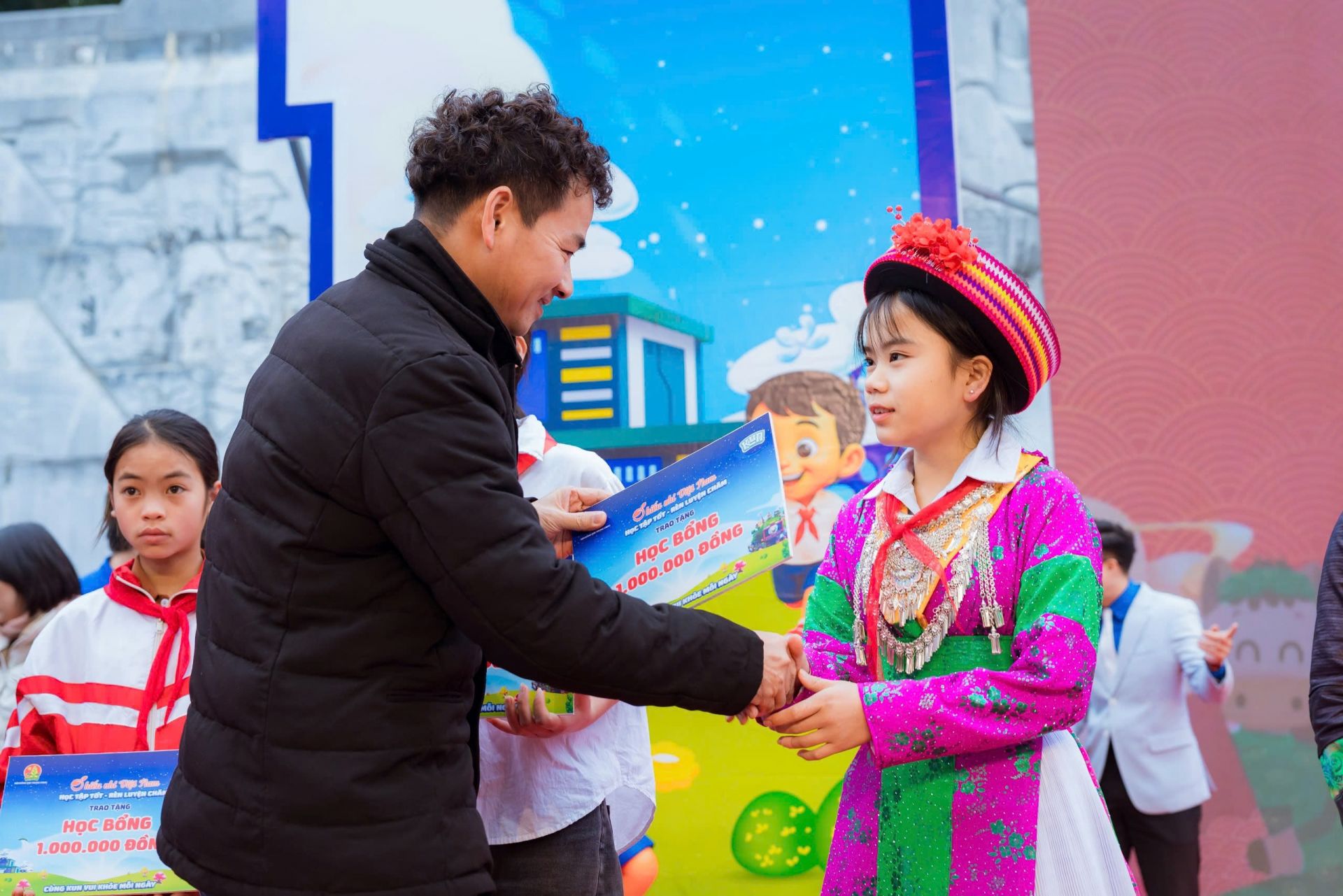 B&iacute; thư T.Ư Đo&agrave;n Nguyễn Phạm Duy Trang v&agrave; Cục trưởng Cục Nghệ thuật - Biểu diễn Xu&acirc;n Bắc trao qu&agrave; cho c&aacute;c em thiếu nhi.