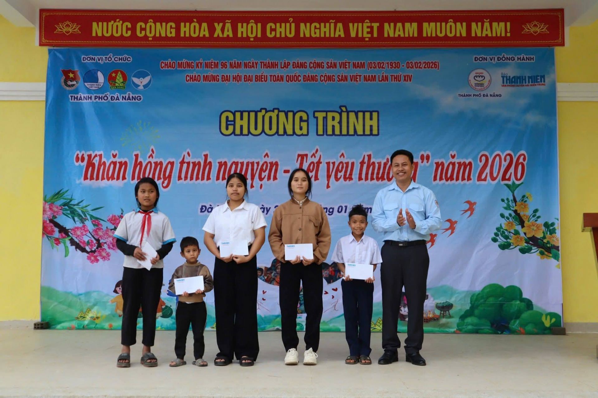Ban Tổ chức trao học bổng cho c&aacute;c bạn học sinh vượt kh&oacute; vươn l&ecirc;n.