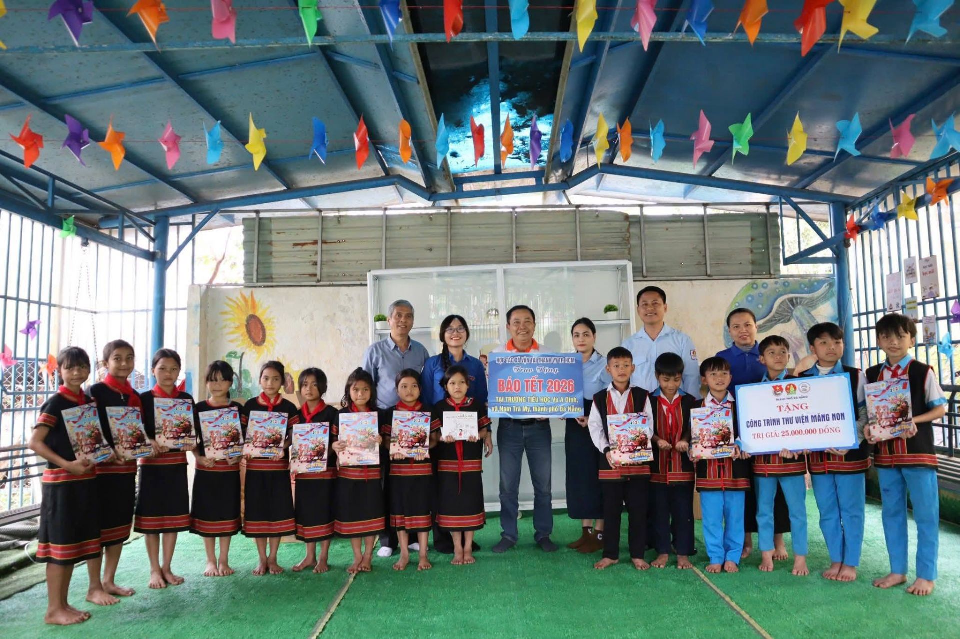 Những cuốn b&aacute;o Thiếu ni&ecirc;n Tiền phong v&agrave; Nhi đồng d&agrave;nh tặng c&aacute;c bạn học sinh.