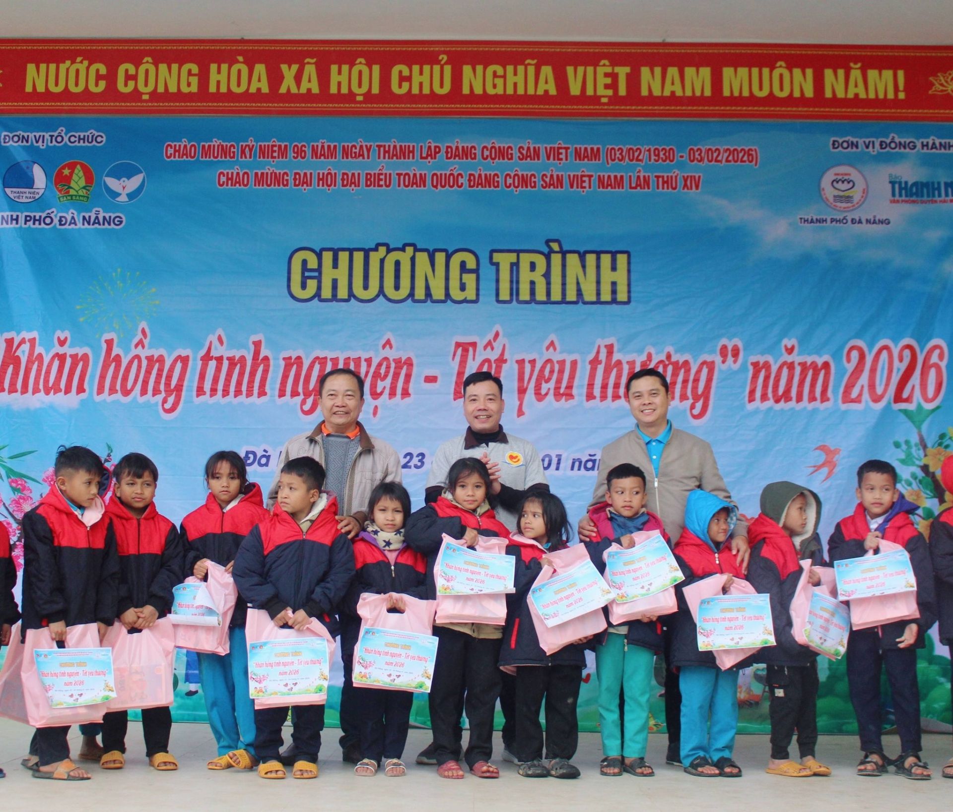 Trao tặng học bổng, &aacute;o ấm v&agrave; qu&agrave; Tết cho học tr&ograve; x&atilde; Nam Tr&agrave; My.