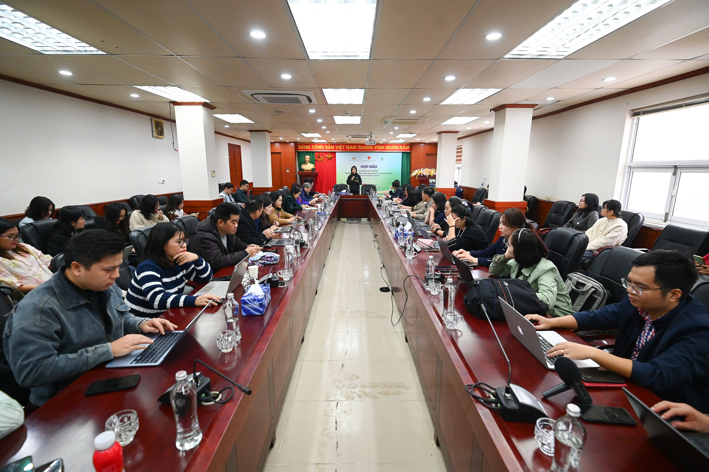 Sự kiện thu h&uacute;t sự quan t&acirc;m của đ&ocirc;ng đảo cơ quan b&aacute;o ch&iacute;, chuy&ecirc;n gia v&agrave; đại diện c&aacute;c đơn vị gi&aacute;o dục tr&ecirc;n cả nước.