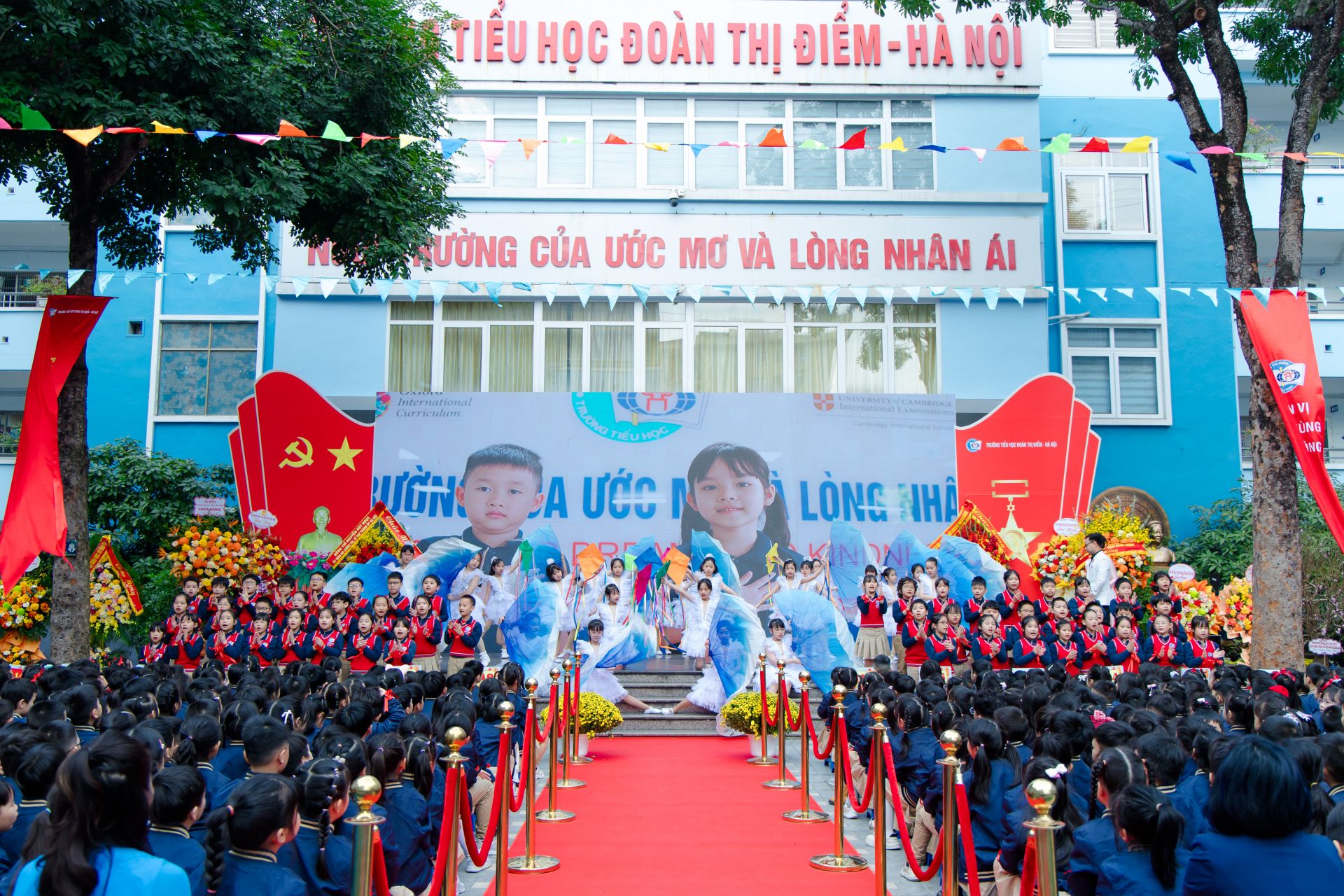 Tiết mục văn nghệ ch&agrave;o mừng của c&aacute;c bạn học sinh.