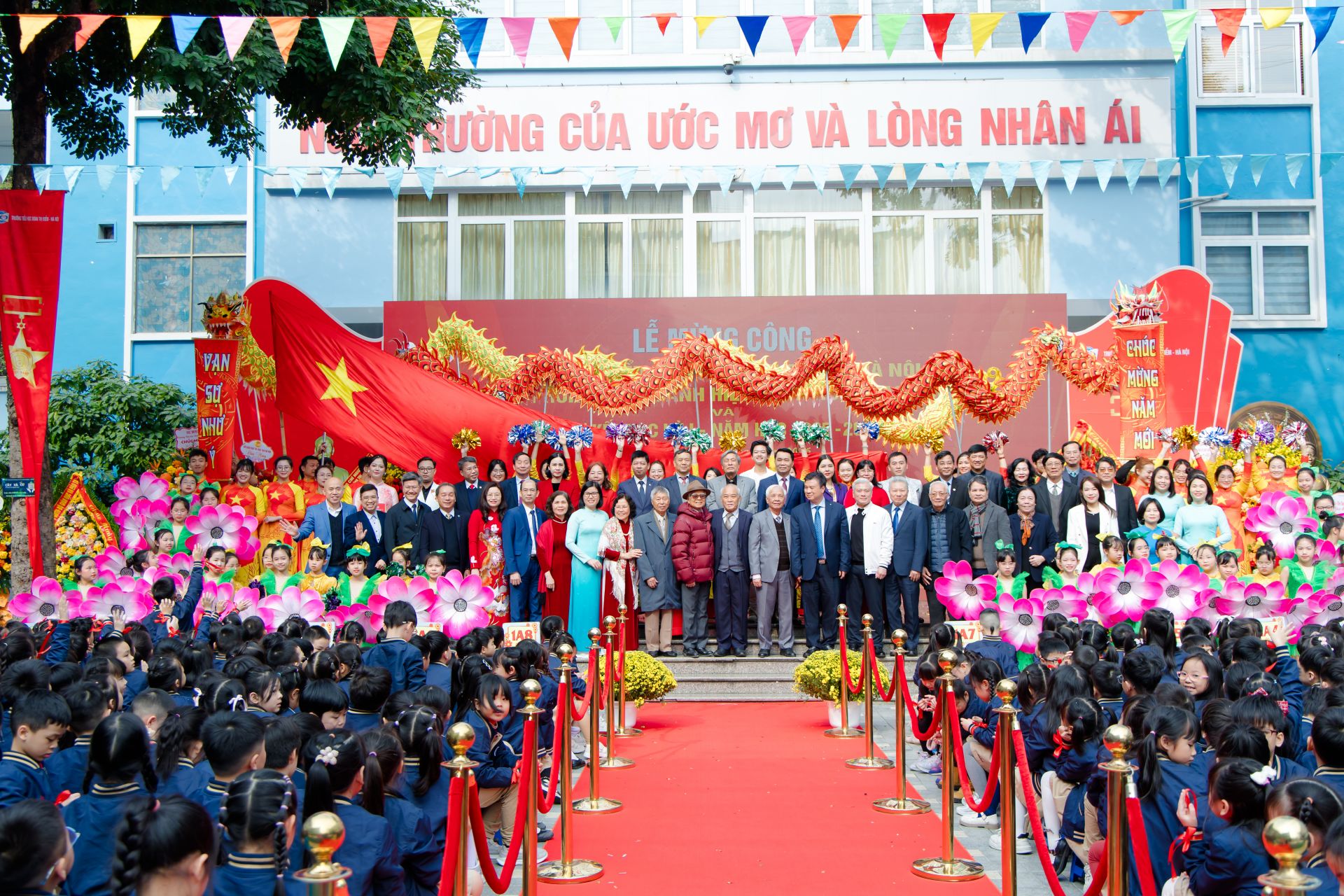 C&aacute;c đại biểu chụp ảnh lưu niệm tại chương tr&igrave;nh.