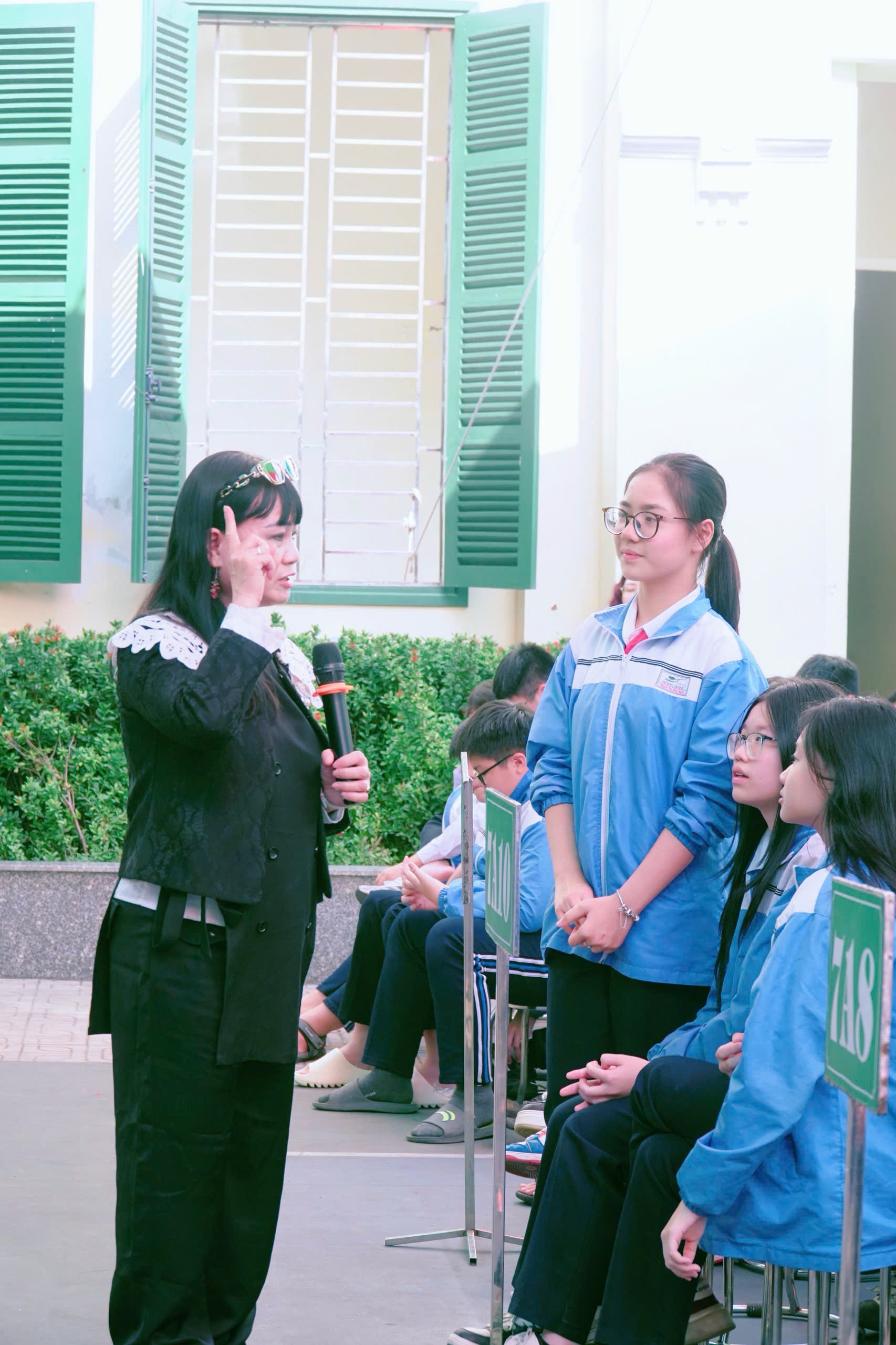 C&aacute;c bạn học sinh trường THCS Hồng B&agrave;ng giao lưu với th&agrave;nh vi&ecirc;n Ban Gi&aacute;m khảo cuộc thi.