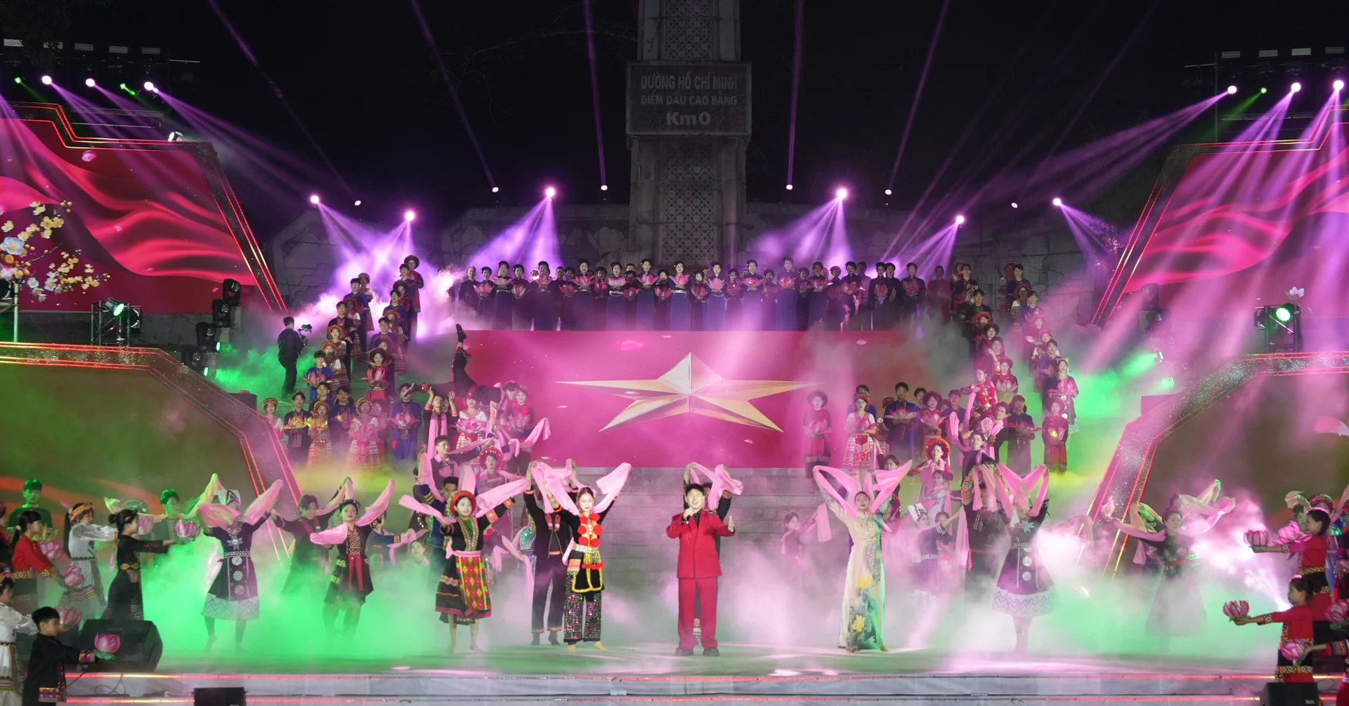 Chương tr&igrave;nh biểu diễn nghệ thuật tại điểm cầu Cao Bằng.