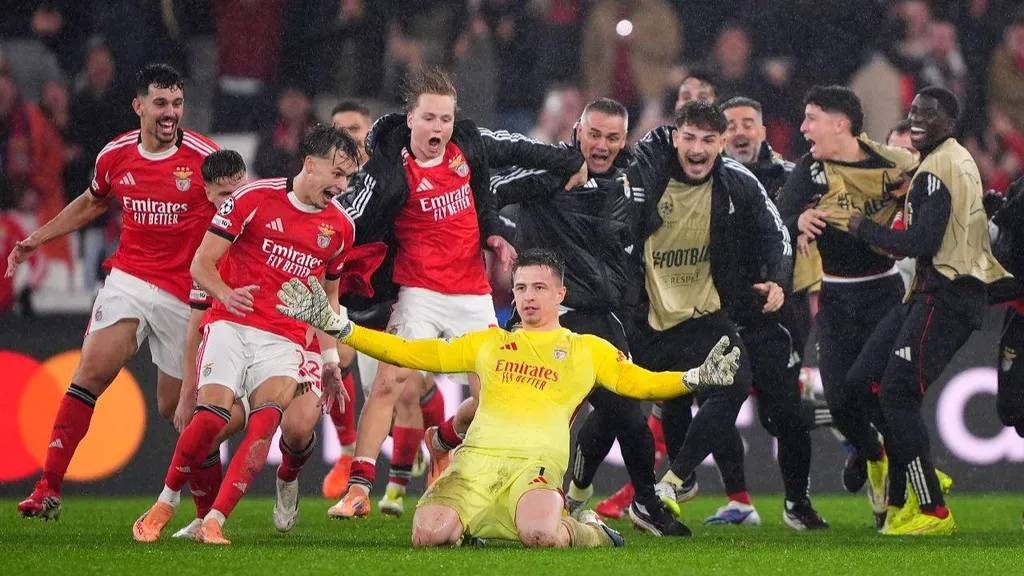 Thủ m&ocirc;n Trubin ăn mừng b&agrave;n quyết định đưa Benfica v&agrave;o v&ograve;ng play-off Champions League.
