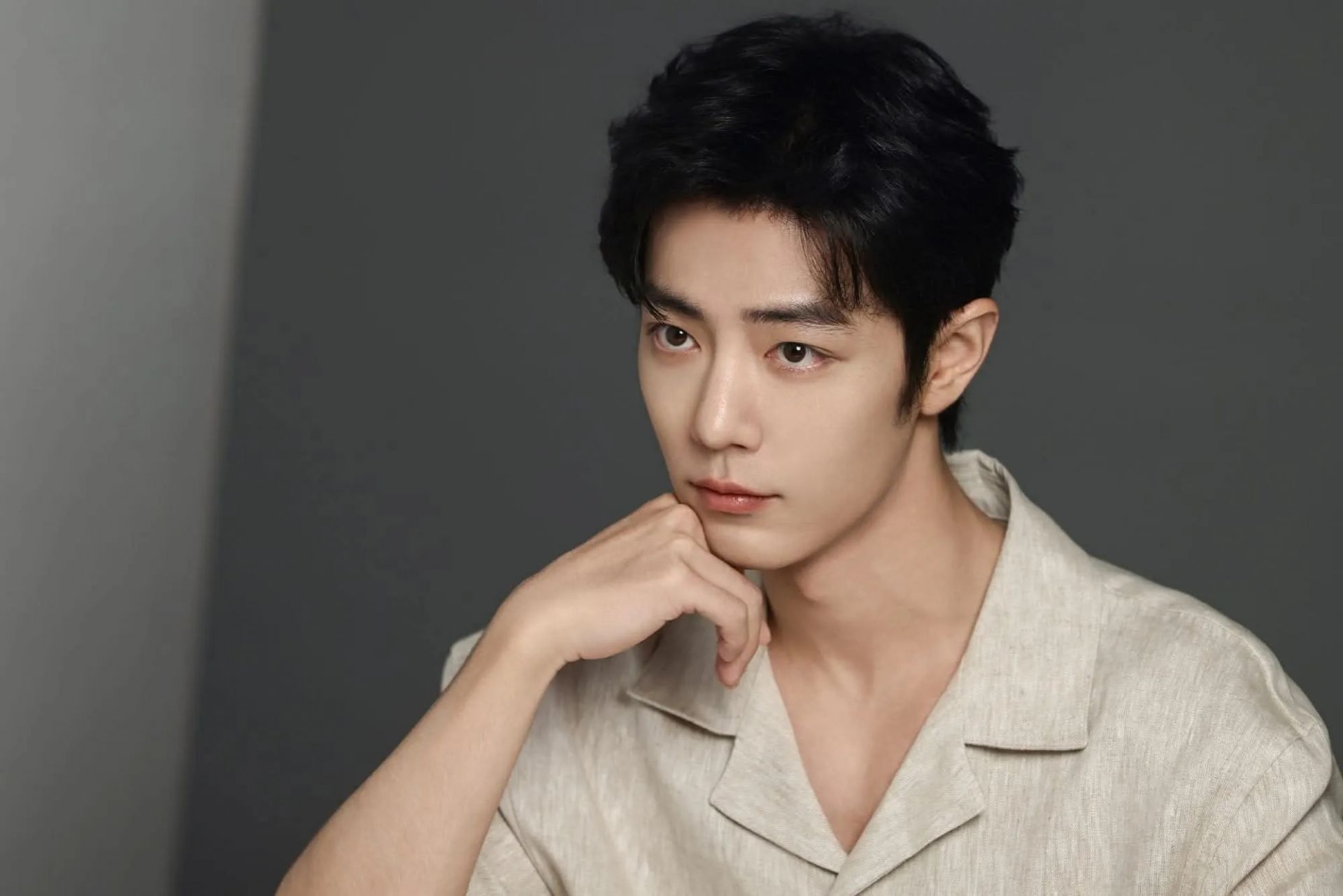 Đứng đầu bảng xếp hạng, Ti&ecirc;u Chiến được giới truyền th&ocirc;ng đ&aacute;nh gi&aacute; cao nhờ sự lễ ph&eacute;p, nghi&ecirc;m t&uacute;c v&agrave; phong th&aacute;i chỉn chu khi l&agrave;m việc. Trong năm 2025, anh đảm nhận vai nam ch&iacute;nh trong T&agrave;ng Hải Truyện, dự &aacute;n đại nam chủ xoay quanh nh&acirc;n vật T&agrave;ng Hải - người mang mối th&ugrave; gia tộc v&agrave; dấn th&acirc;n v&agrave;o triều đ&igrave;nh để t&igrave;m lại c&ocirc;ng l&yacute;. Bộ phim được kỳ vọng tạo sức ảnh hưởng lớn tr&ecirc;n c&aacute;c bảng xếp hạng phim Hoa ngữ nửa đầu năm.