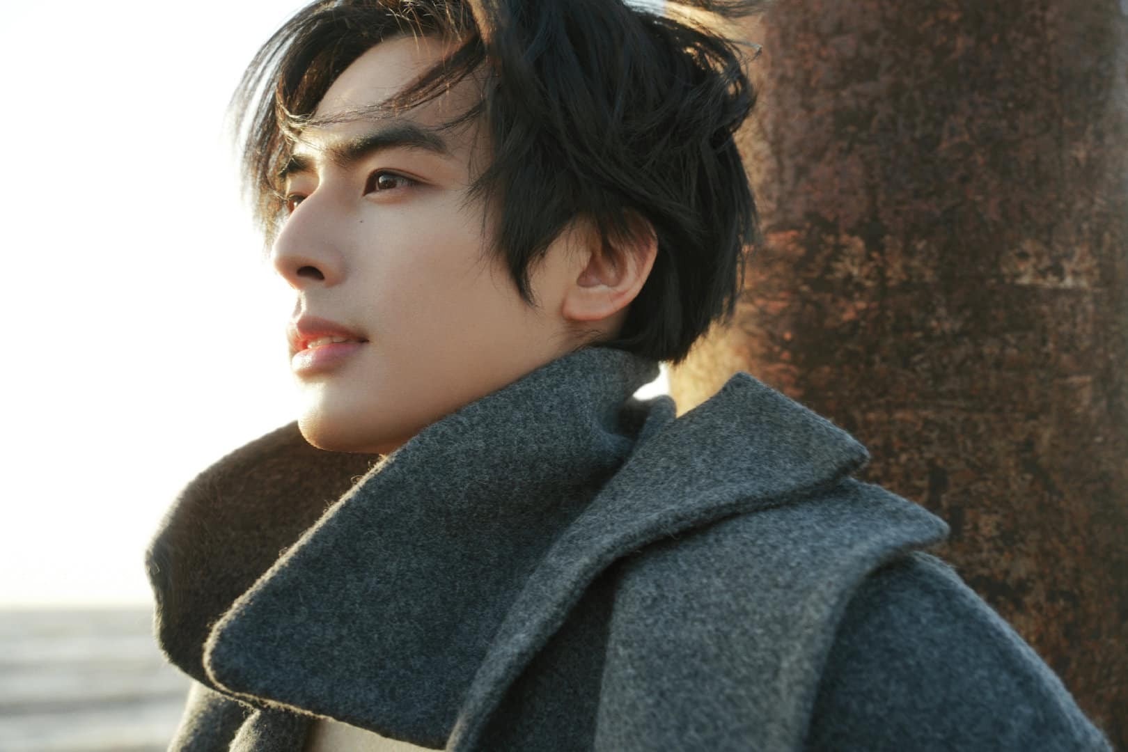 Kh&eacute;p lại top 5 l&agrave; Tống Uy Long, gương mặt được đ&aacute;nh gi&aacute; cao về ngoại h&igrave;nh v&agrave; phong th&aacute;i l&agrave;m việc chuy&ecirc;n nghiệp. Năm 2025, Tống Uy Long hoạt động t&iacute;ch cực với nhiều dự &aacute;n phim l&ecirc;n s&oacute;ng, nổi bật l&agrave; c&aacute;c t&aacute;c phẩm ng&ocirc;n t&igrave;nh v&agrave; cổ trang như Bảy Di Vật T&agrave; &Aacute;m (c&ugrave;ng Lưu Hạo Tồn) v&agrave; Thiều Hoa Nhược Cẩm, gi&uacute;p duy tr&igrave; sức h&uacute;t tr&ecirc;n m&agrave;n ảnh nhỏ.