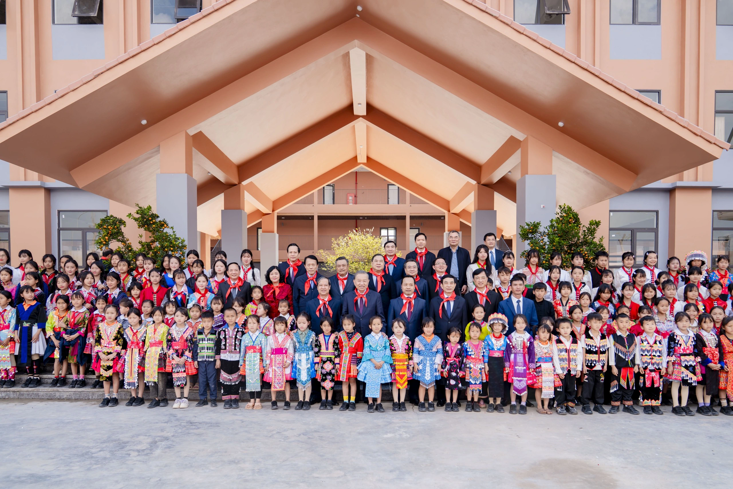 Tổng B&iacute; thư T&ocirc; L&acirc;m chụp ảnh lưu niệm c&ugrave;ng thầy c&ocirc; gi&aacute;o v&agrave; học sinh Trường Phổ th&ocirc;ng nội tr&uacute; li&ecirc;n cấp Tiểu học v&agrave; THCS Si Pa Ph&igrave;n.