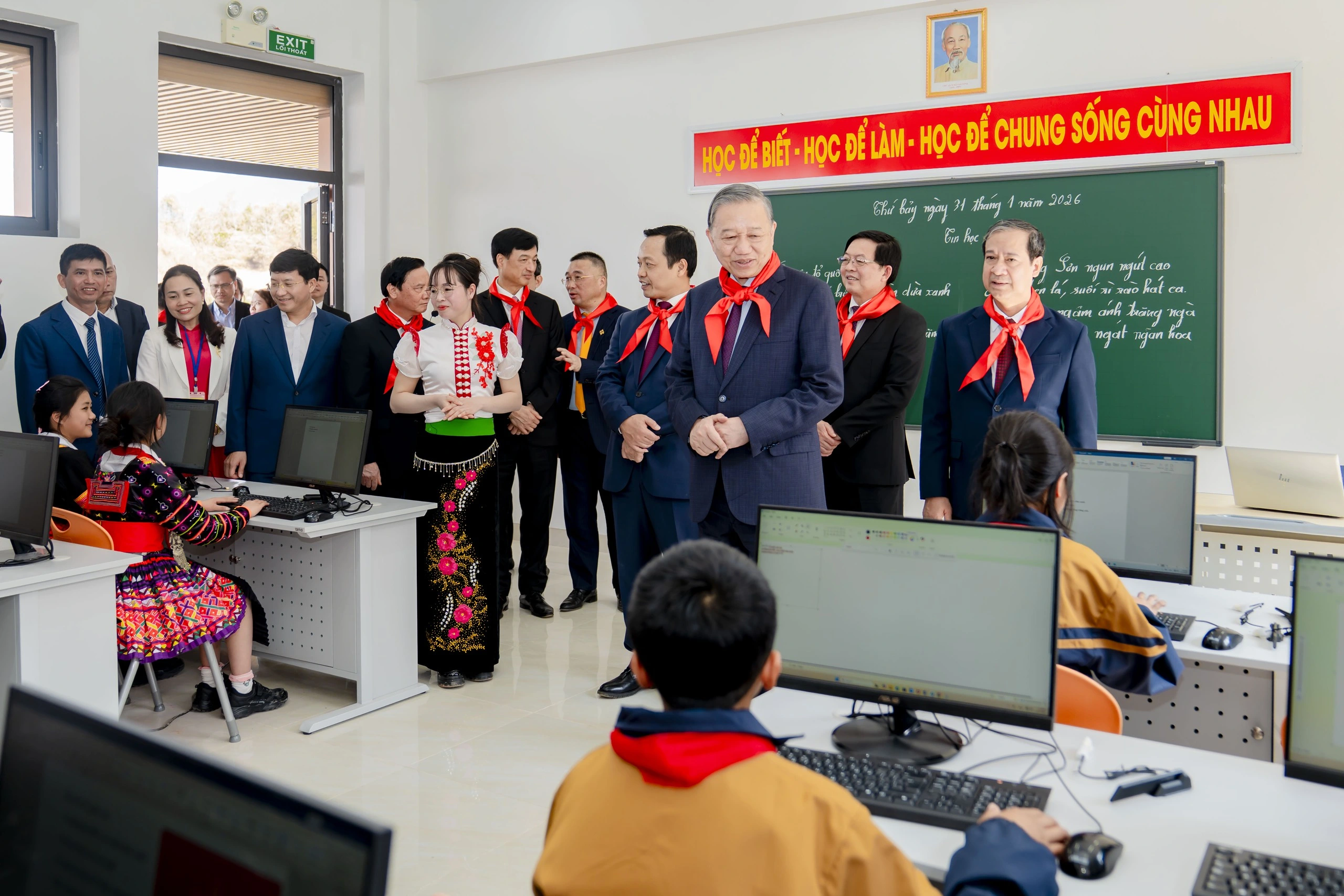 Tổng B&iacute; thư T&ocirc; L&acirc;m thăm ph&ograve;ng học, động vi&ecirc;n c&aacute;c bạn học sinh trong ng&agrave;y kh&aacute;nh th&agrave;nh trường mới.