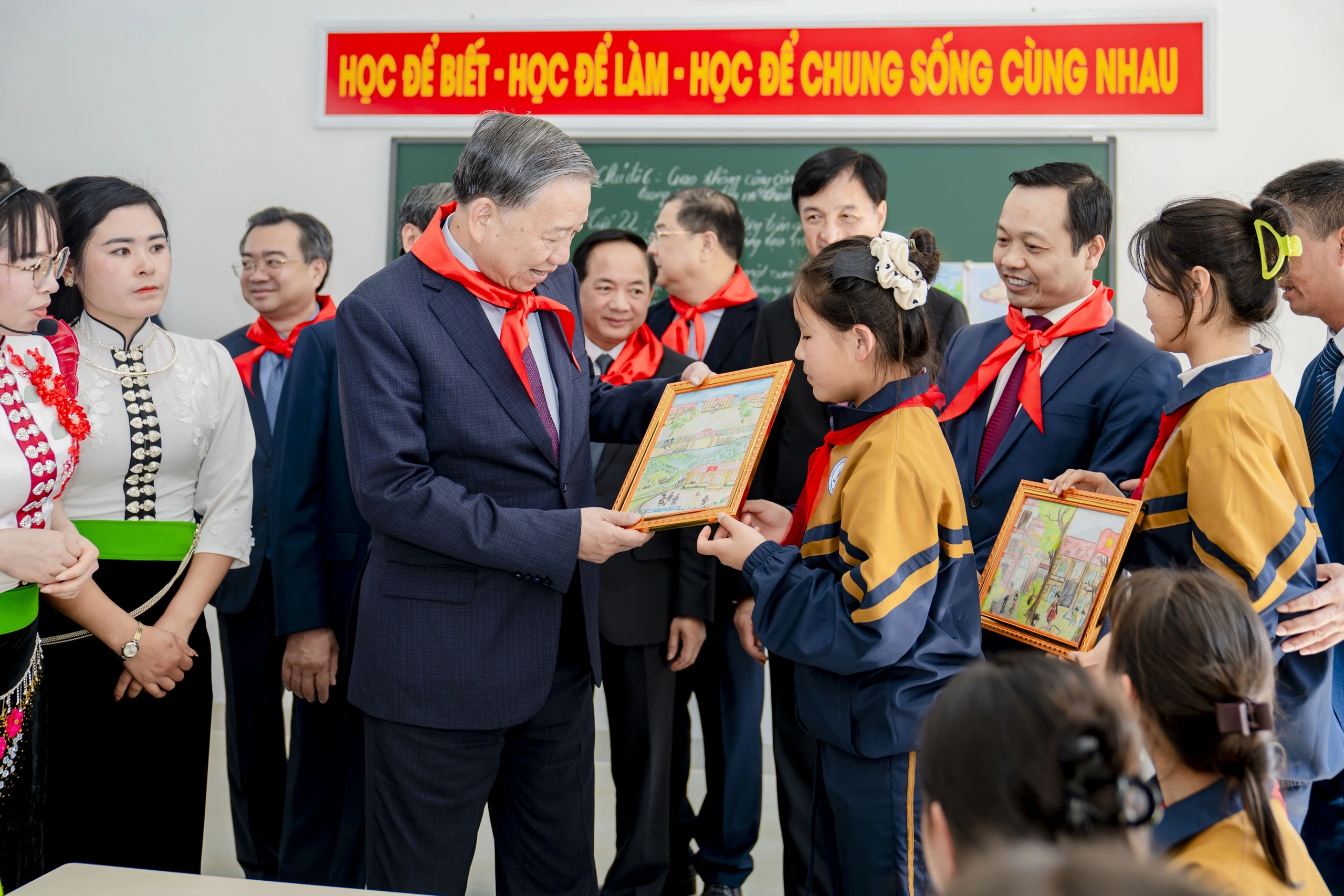 Tổng B&iacute; thư T&ocirc; L&acirc;m nhận m&oacute;n qu&agrave; &yacute; nghĩa do học sinh Trường Phổ th&ocirc;ng nội tr&uacute; li&ecirc;n cấp Tiểu học v&agrave; THCS Si Pa Ph&igrave;n trao tặng.