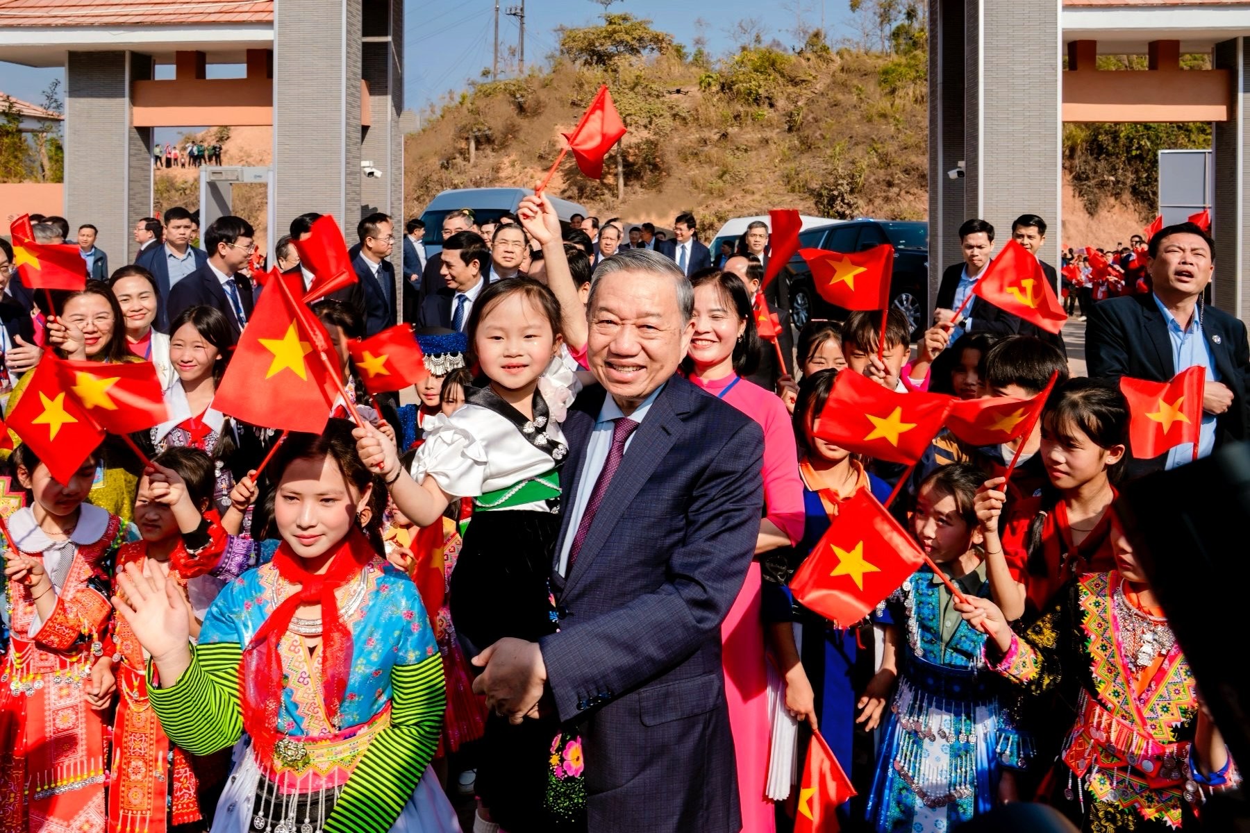 Tổng Bí thư dự lễ khánh thành trường nội trú liên cấp vùng biên tại Điện Biên