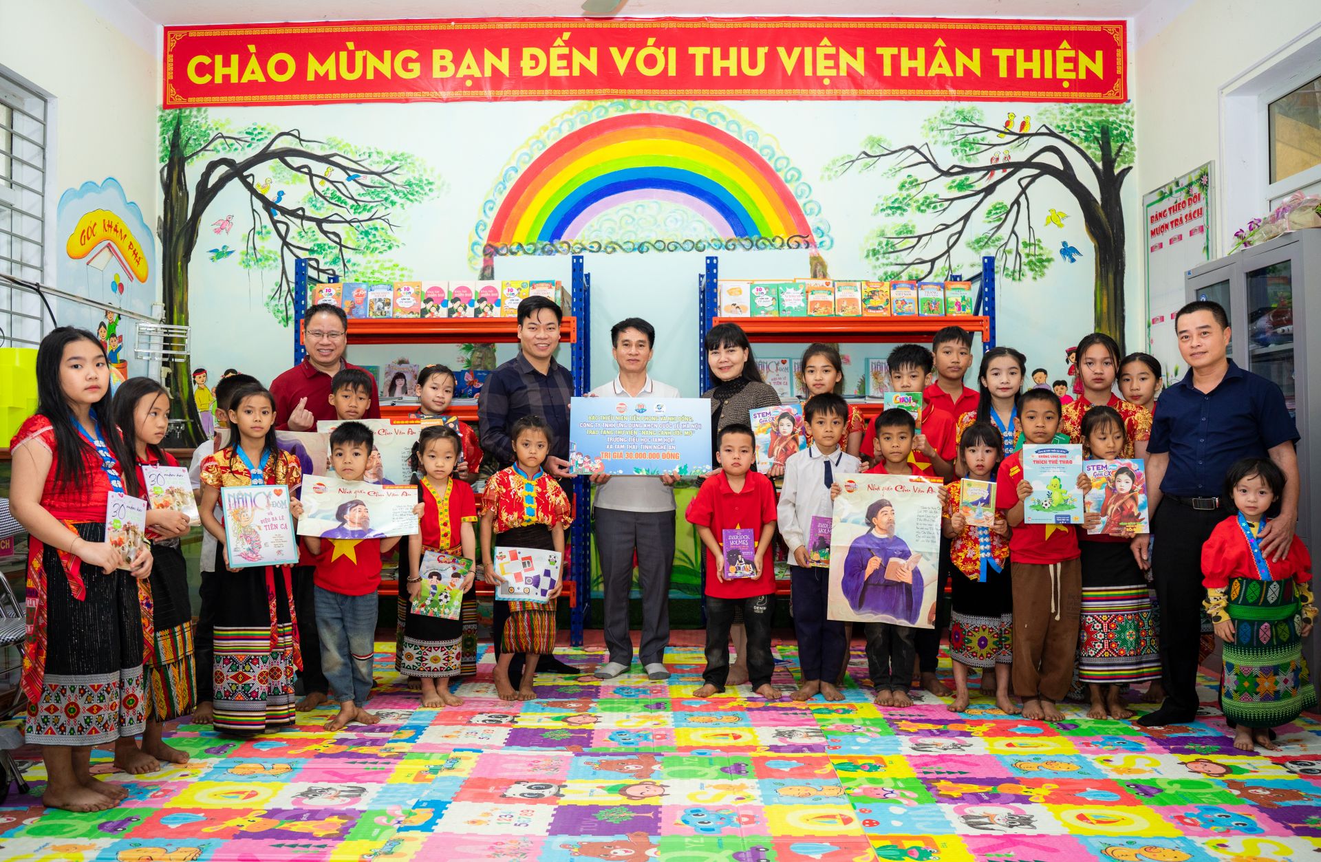 Nh&agrave; b&aacute;o Trần Thị Lan Phương - Ph&oacute; Tổng Bi&ecirc;n tập B&aacute;o Thiếu ni&ecirc;n Tiền phong v&agrave; Nhi đồng c&ugrave;ng đại diện C&ocirc;ng ty TNHH Ứng dụng Khoa học C&ocirc;ng nghệ Quốc tế H&agrave; Nội (Được biết đến với sản phẩm th&ocirc;ng dụng quen thuộc Smart A) 