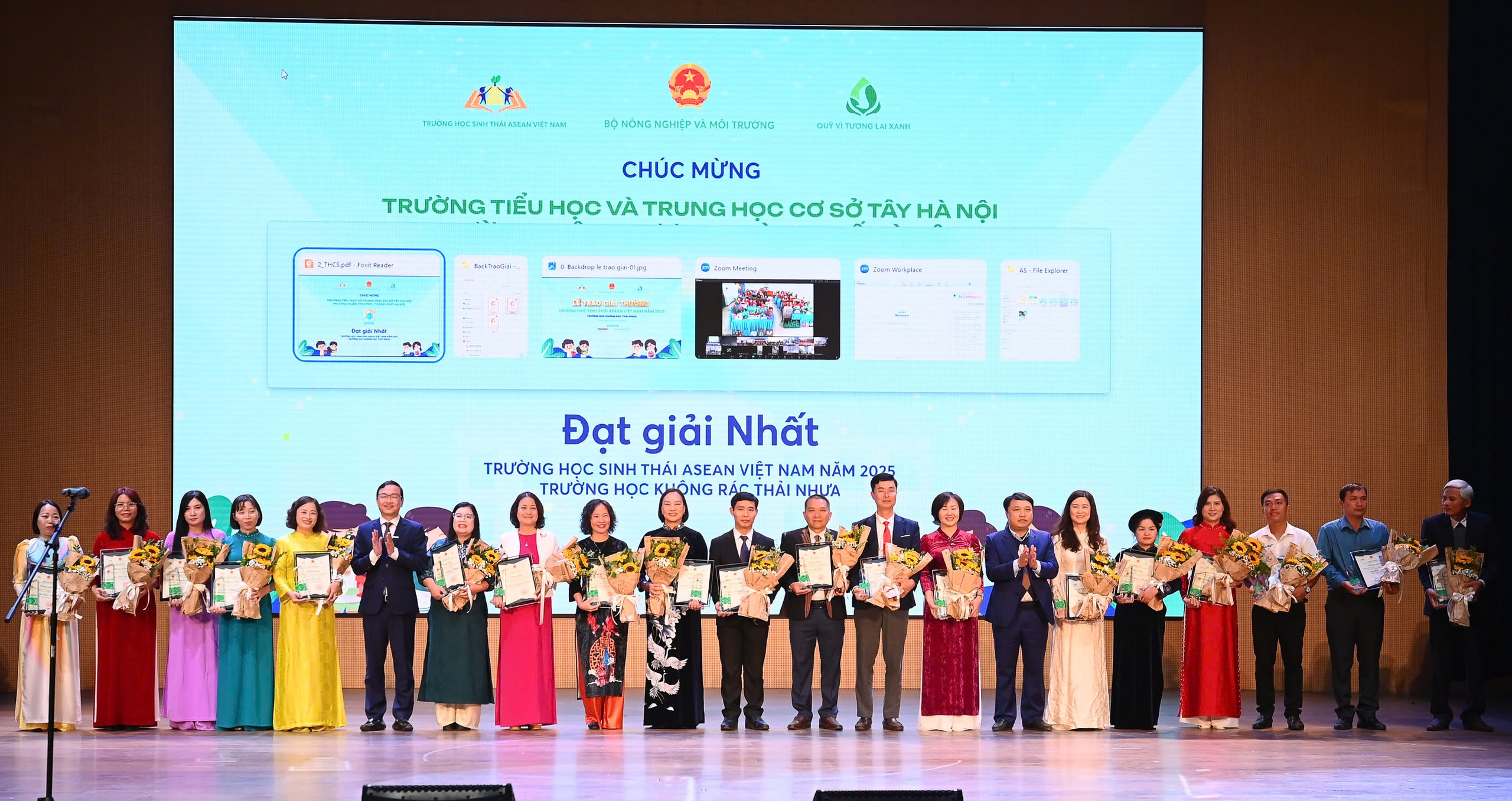 Đại diện c&aacute;c nh&agrave; trường l&ecirc;n nhận Giải thưởng Trường học sinh th&aacute;i ASEAN Việt Nam năm 2025.