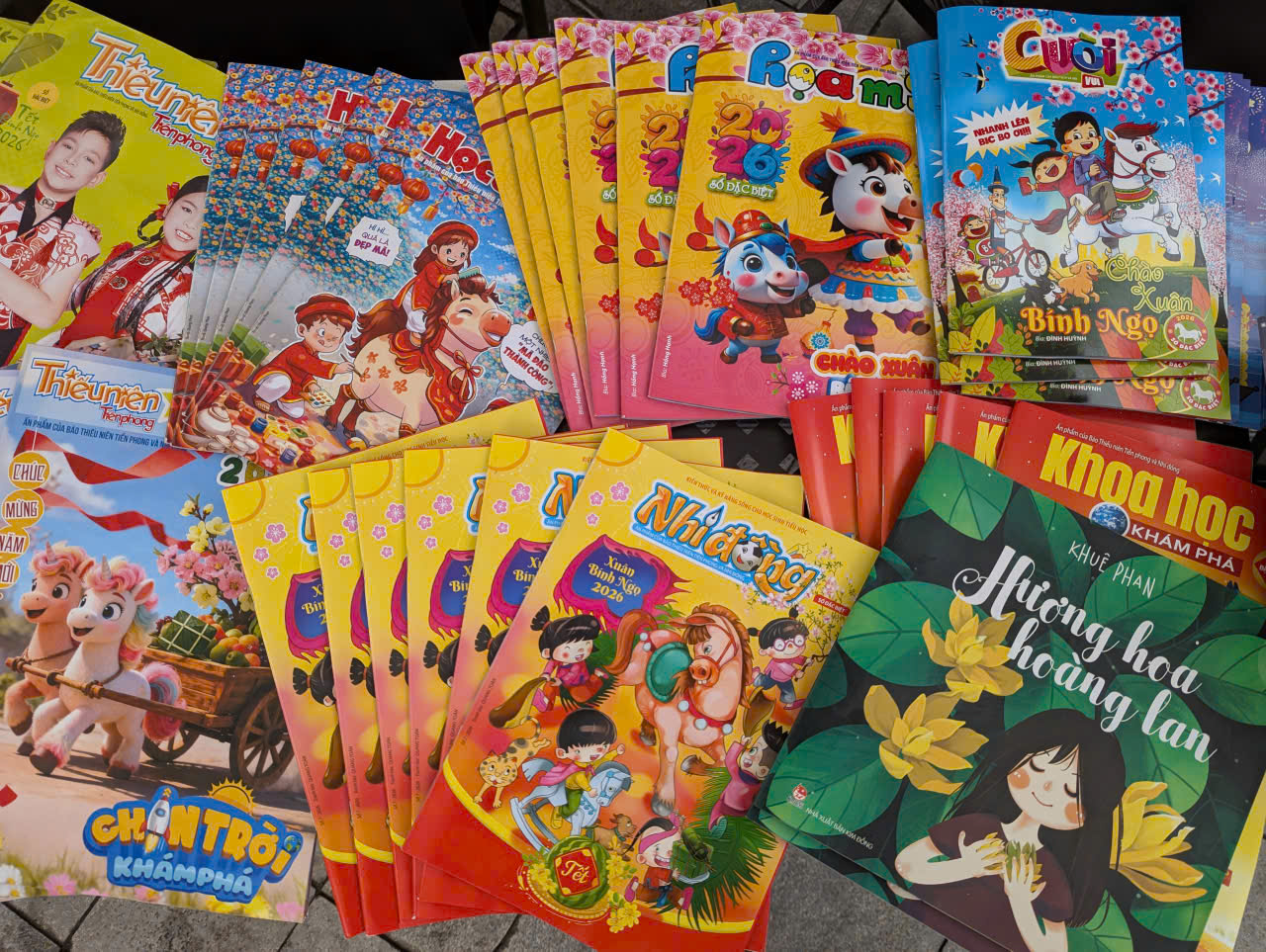 Gian h&agrave;ng b&aacute;n b&aacute;o g&acirc;y quỹ của Chi đo&agrave;n B&aacute;o Thiếu ni&ecirc;n Tiền phong v&agrave; Nhi đồng.