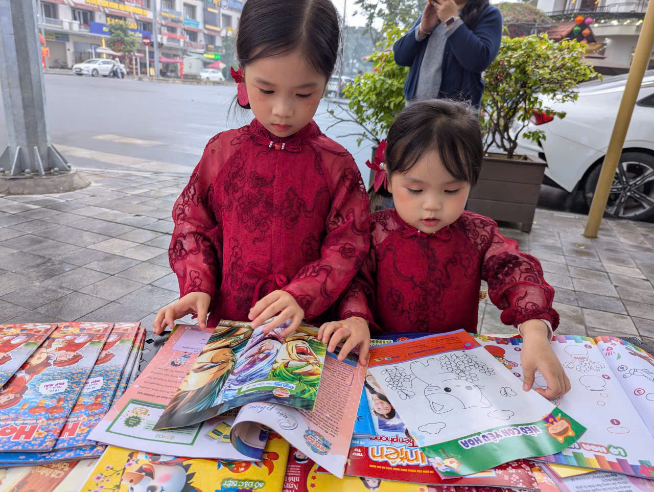 C&aacute;c bạn nhỏ rất vui khi được tham gia hội chợ v&agrave; thoả th&iacute;ch kh&aacute;m ph&aacute; những cuốn b&aacute;o vừa bổ &iacute;ch, vừa rực rỡ sắc m&agrave;u.