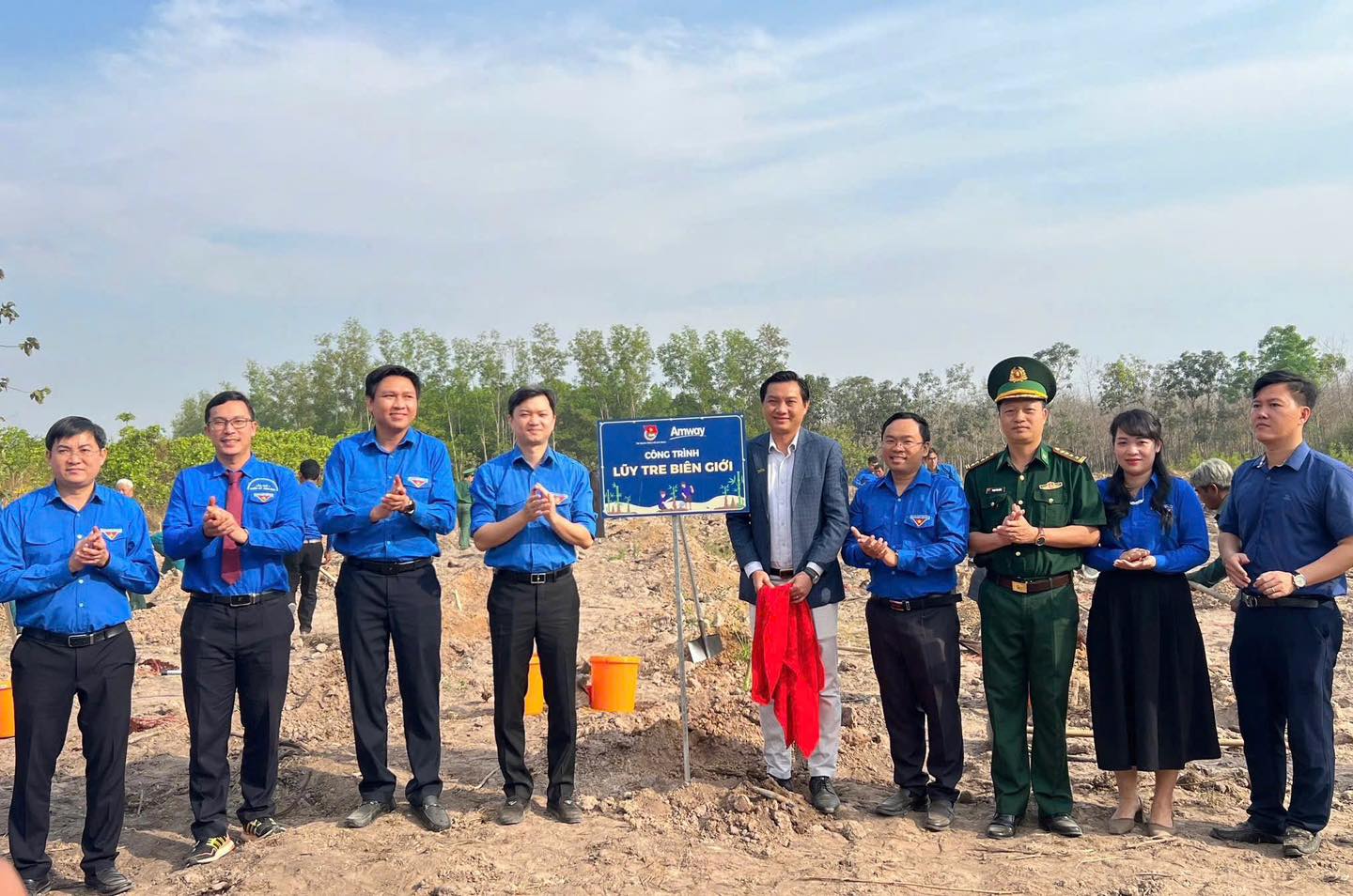 Anh Nguyễn Minh Triết tham gia trồng tre tại khu vực bi&ecirc;n giới tỉnh Đồng Nai (địa phận B&igrave;nh Phước cũ).