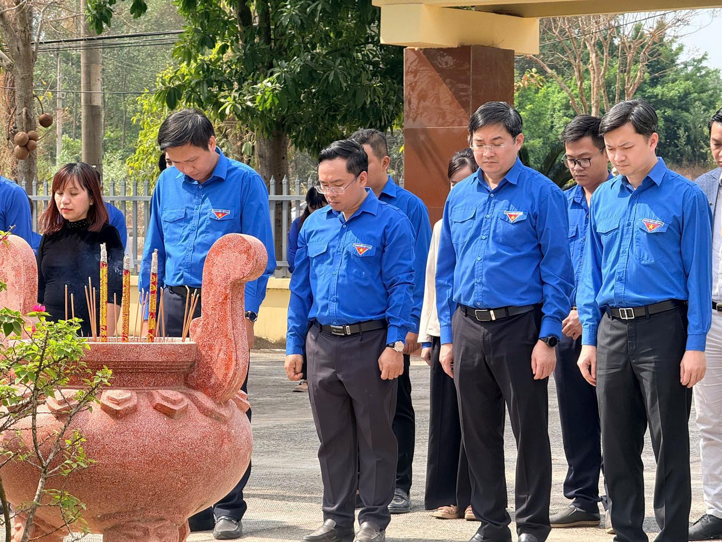 Đo&agrave;n c&ocirc;ng t&aacute;c d&acirc;ng hương tưởng niệm c&aacute;c anh h&ugrave;ng liệt sĩ tại bia tưởng niệm ở khu vực bi&ecirc;n giới.